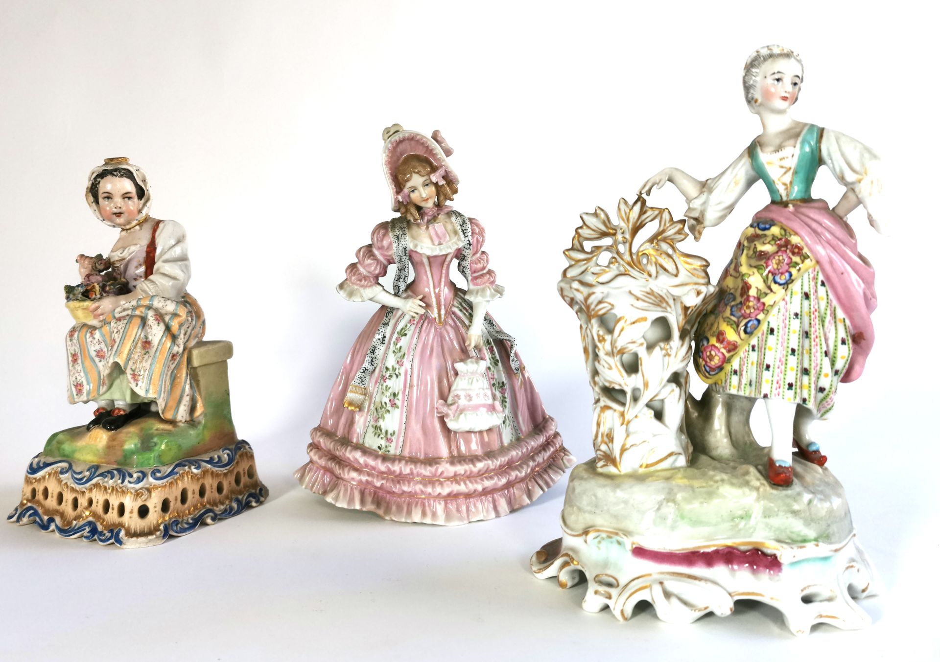 Null Trois figurines en porcelaine polychrome

Marque sous les bases

H. Entre 2&hellip;
