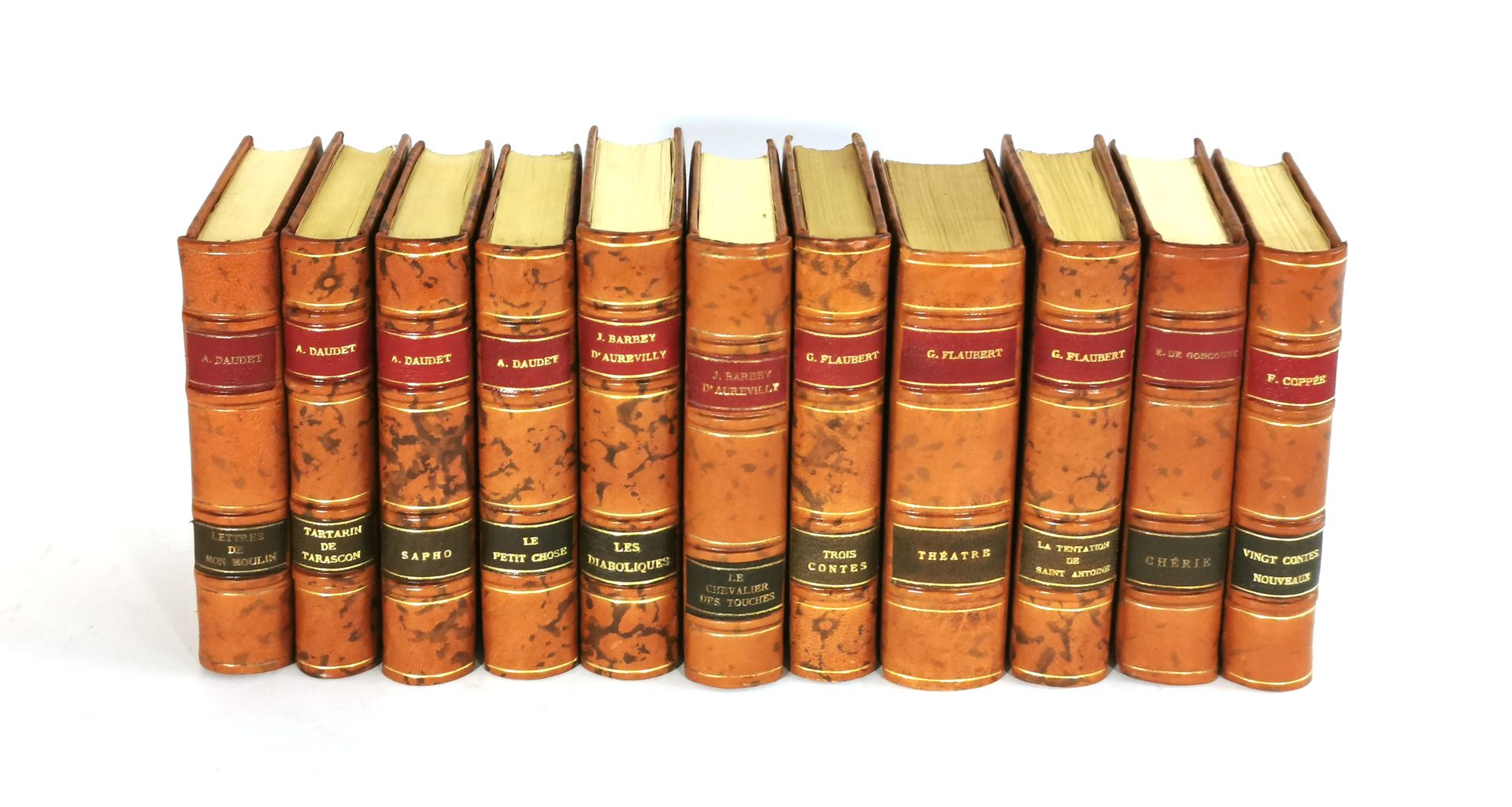 Null LITTÉRATURE

Onze volumes format in-12

Pleine reliure marbrée, dos à quatr&hellip;