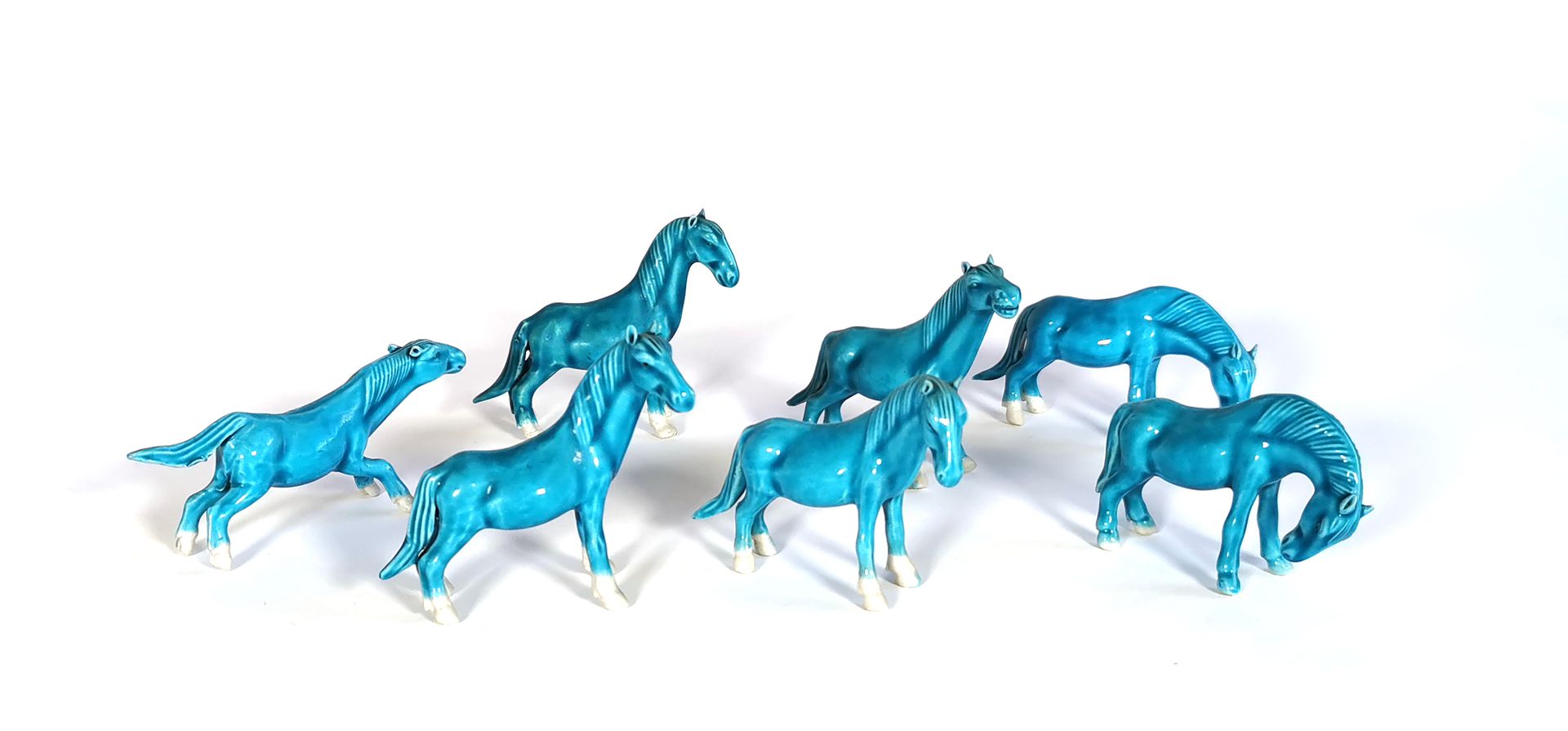 Null CHINE

Huit figurines de chevaux en porcelaine à couverte bleue

H. Des plu&hellip;