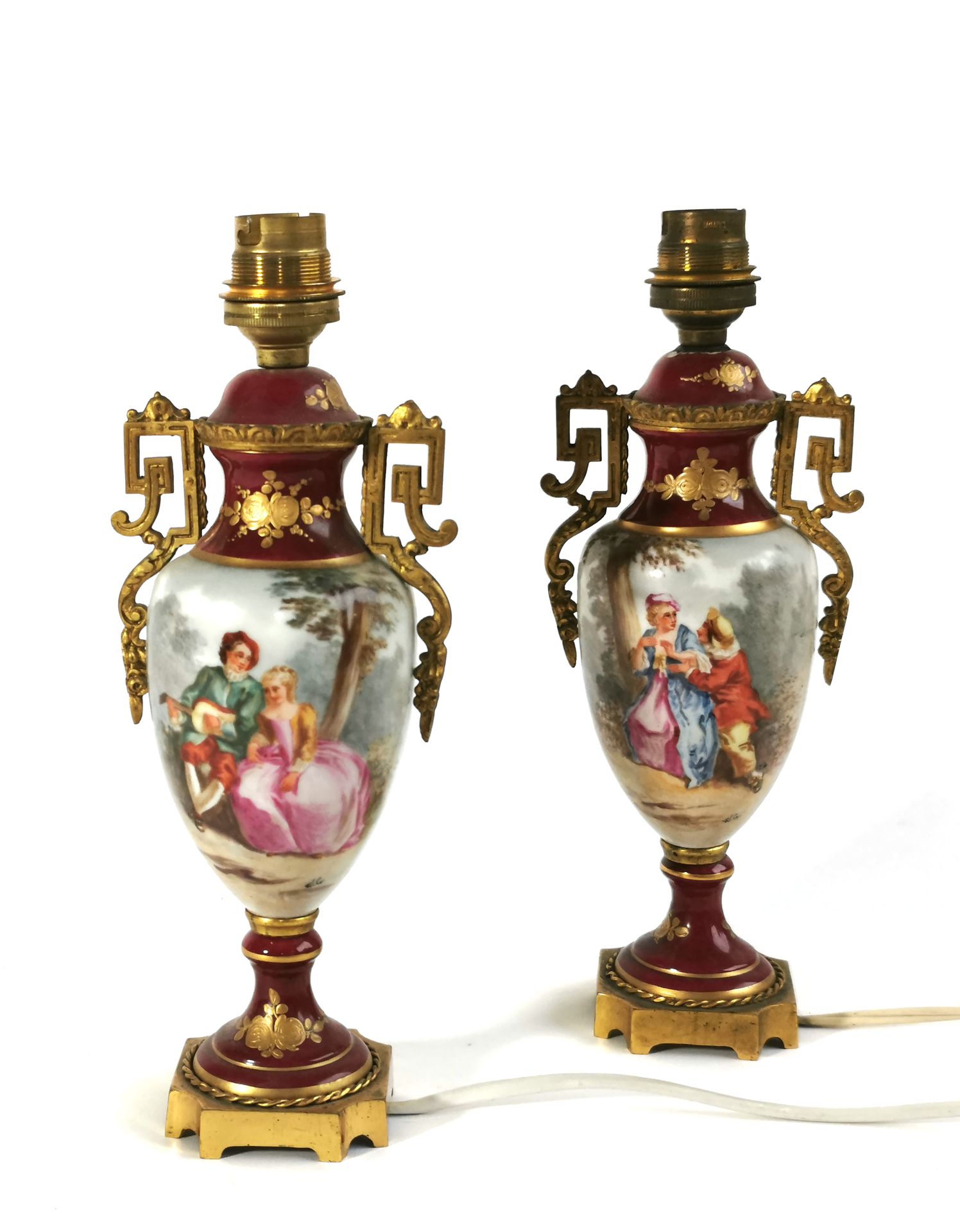 Null Paire de vases en porcelaine de Paris à décor de scènes galantes, montures &hellip;