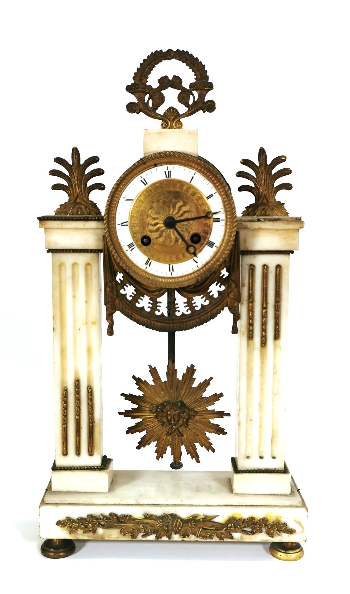 Null Orologio da portico in marmo bianco e bronzo cesellato e dorato con decoraz&hellip;