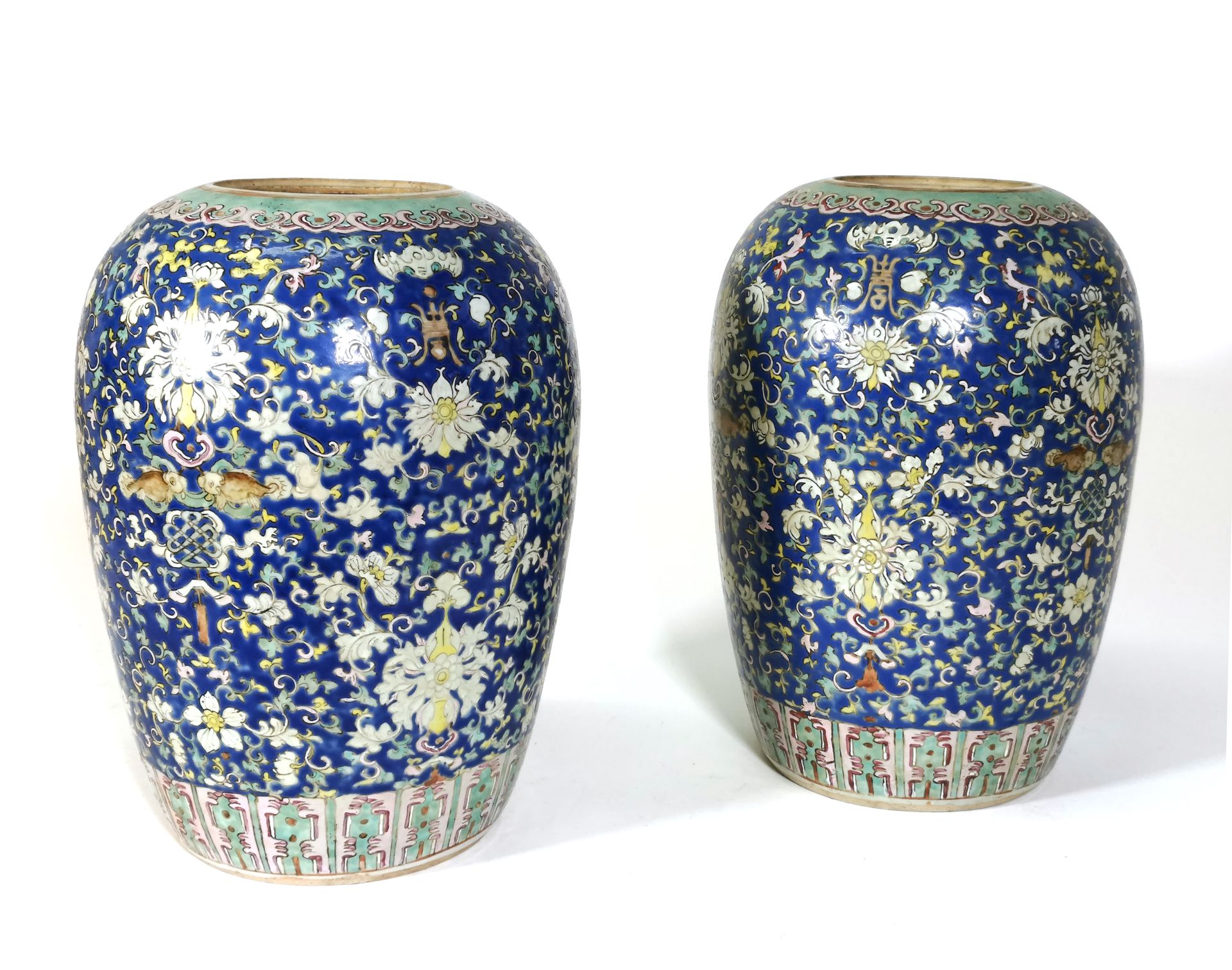 Null CHINE, XIXe siècle

Paire de vases en porcelaine polychrome de fleurs de lo&hellip;