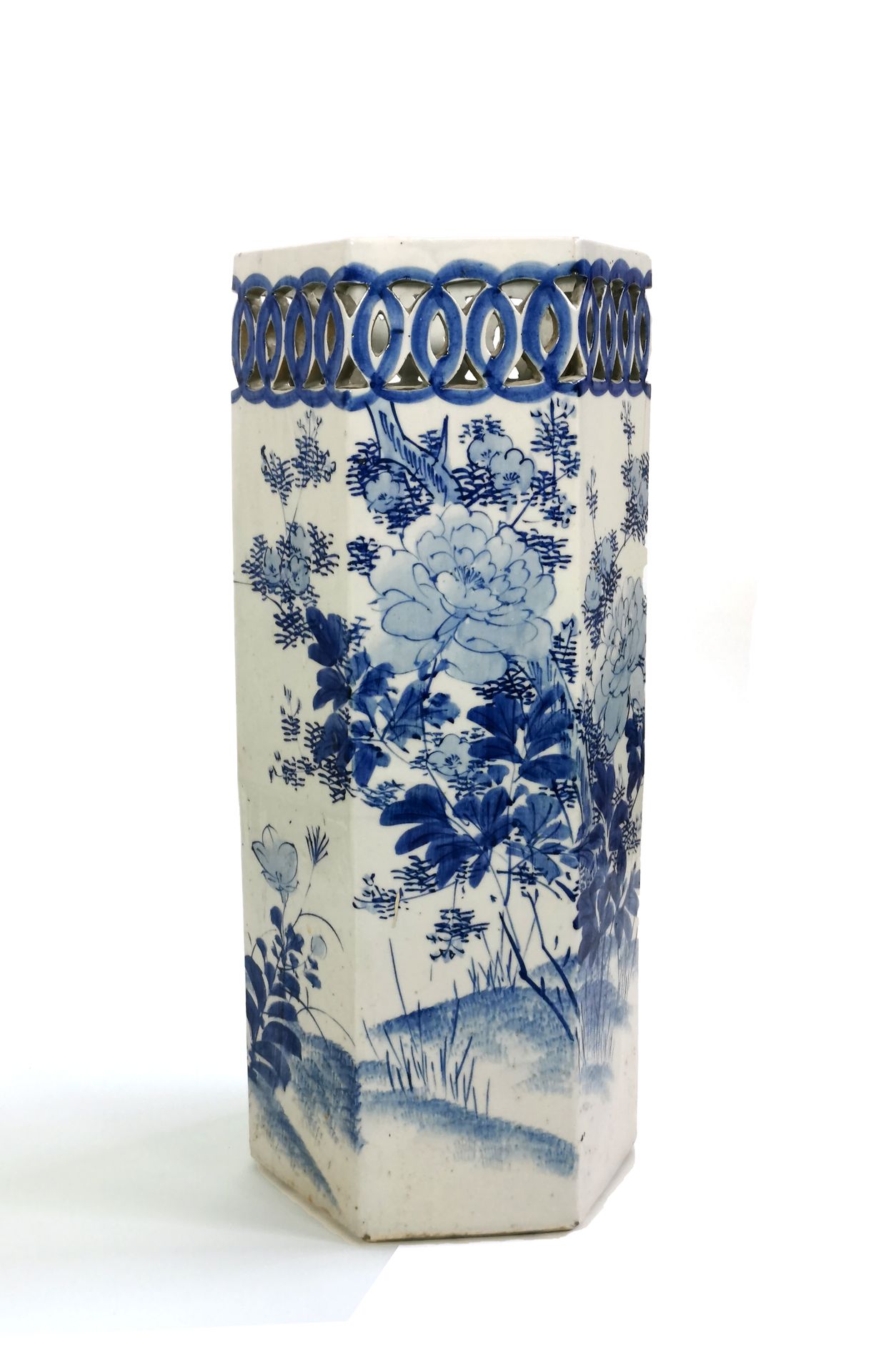 Null CHINE

Haut vase hexagonal en porcelaine à décor blanc-bleu de bouquets fle&hellip;