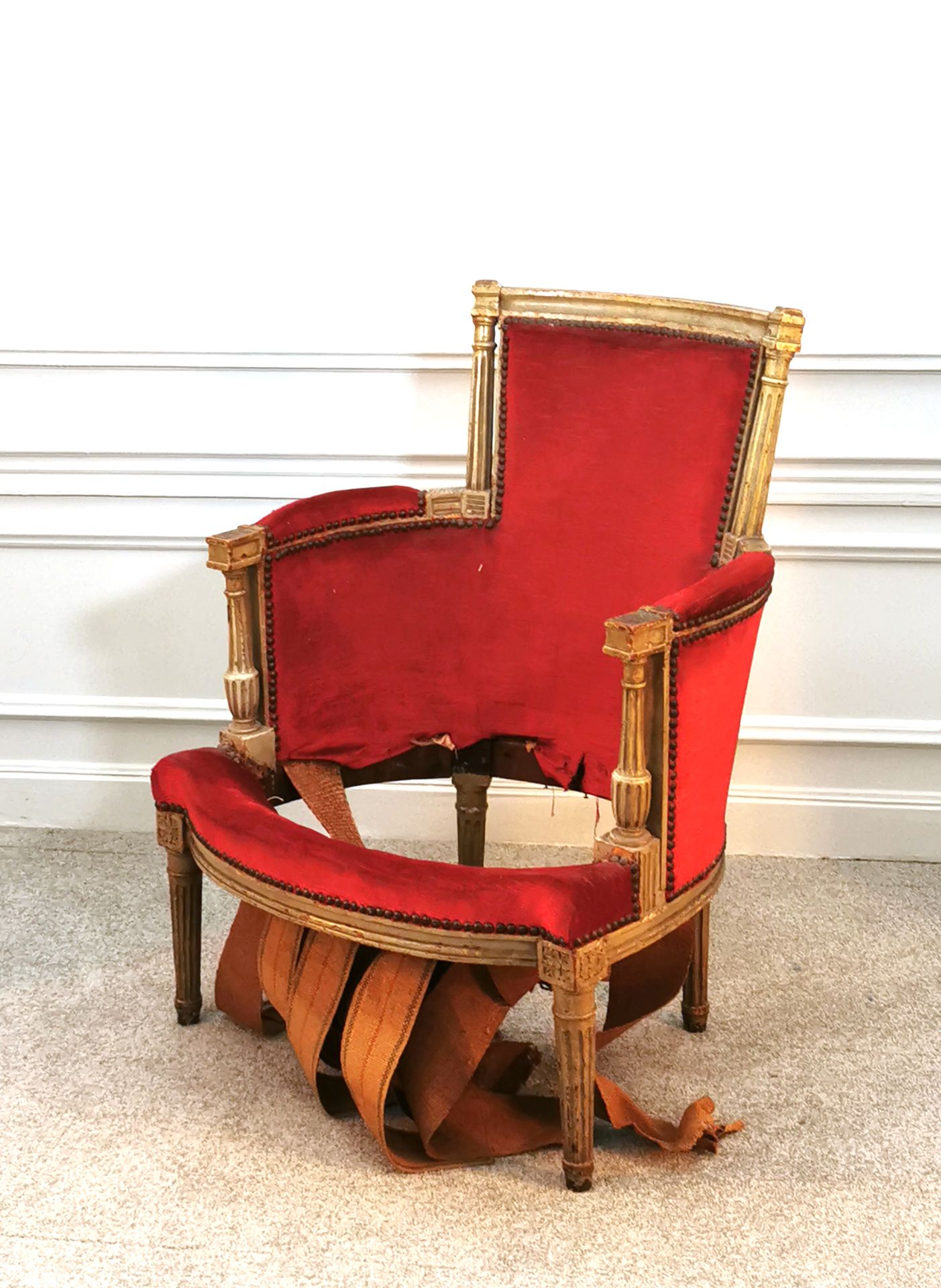 Null 有独立柱子的贝格尔

路易十六时期

H.84 x W. 64 x D. 62 cm

损坏的座椅



拍卖会结束后，将在巴黎16e区预约领取拍品