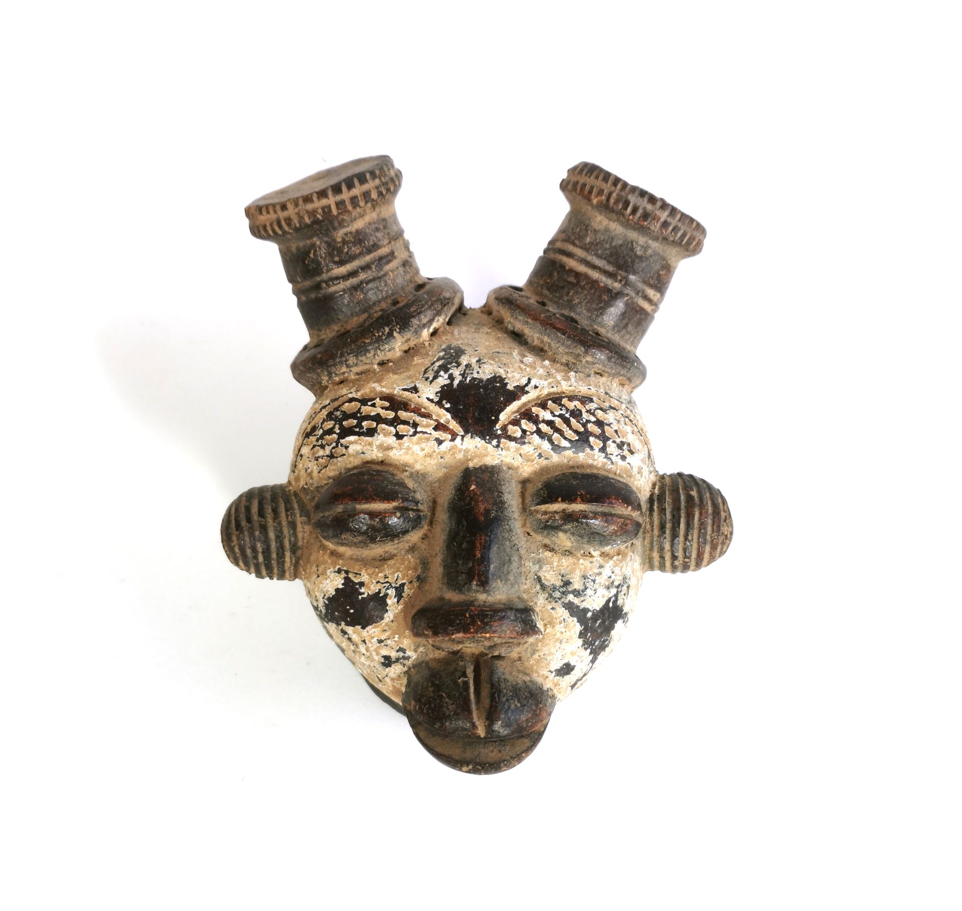 Null 猴子面具 刚果民主共和国 

带有白色和棕色滑液的装饰性陶土副本

H.13.5 x W. 11 cm