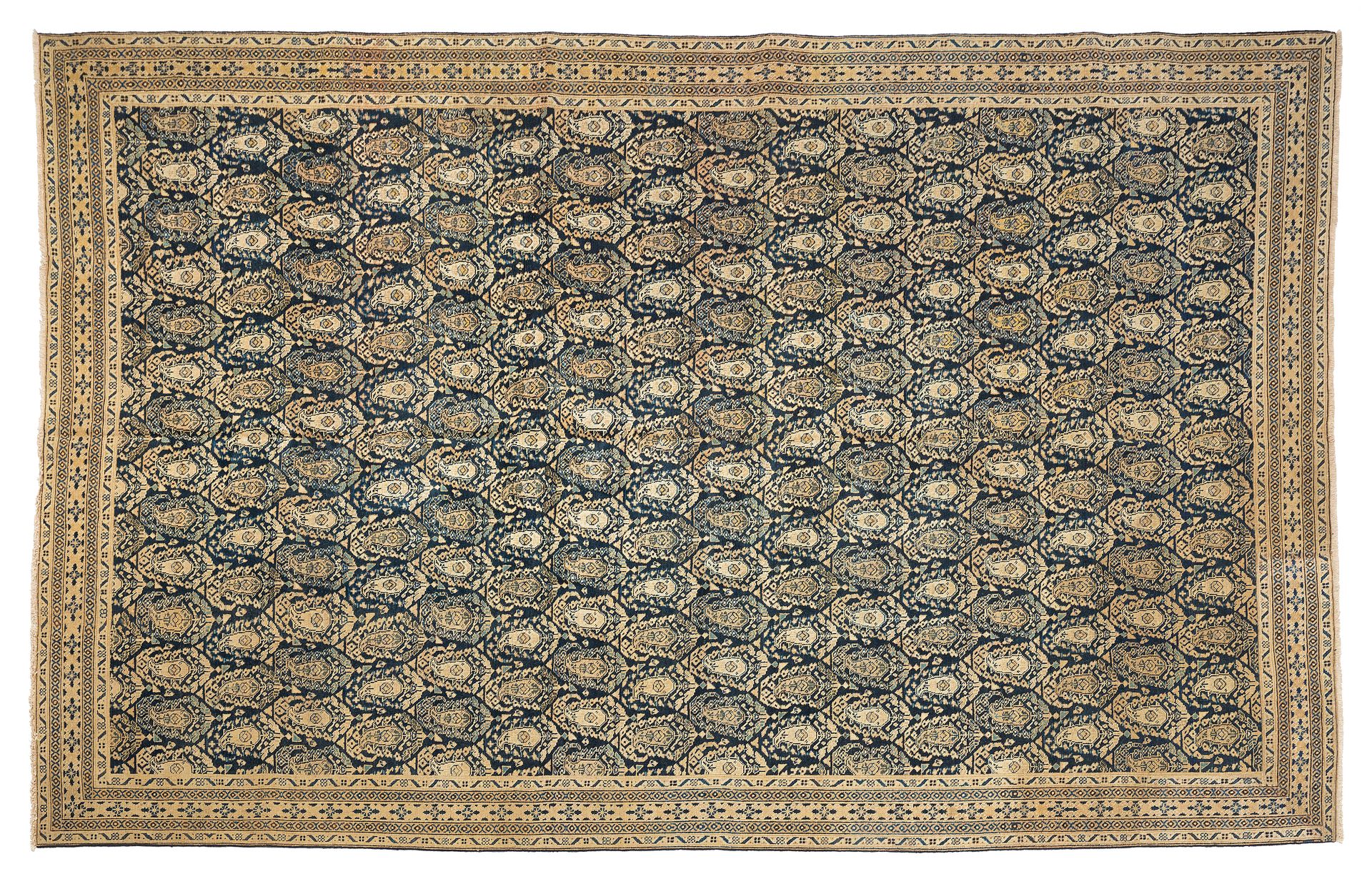 Null Tapis TABRIZ (Perse), 1er tiers du XXe siècle

Dimensions : 355 x 226cm.

C&hellip;