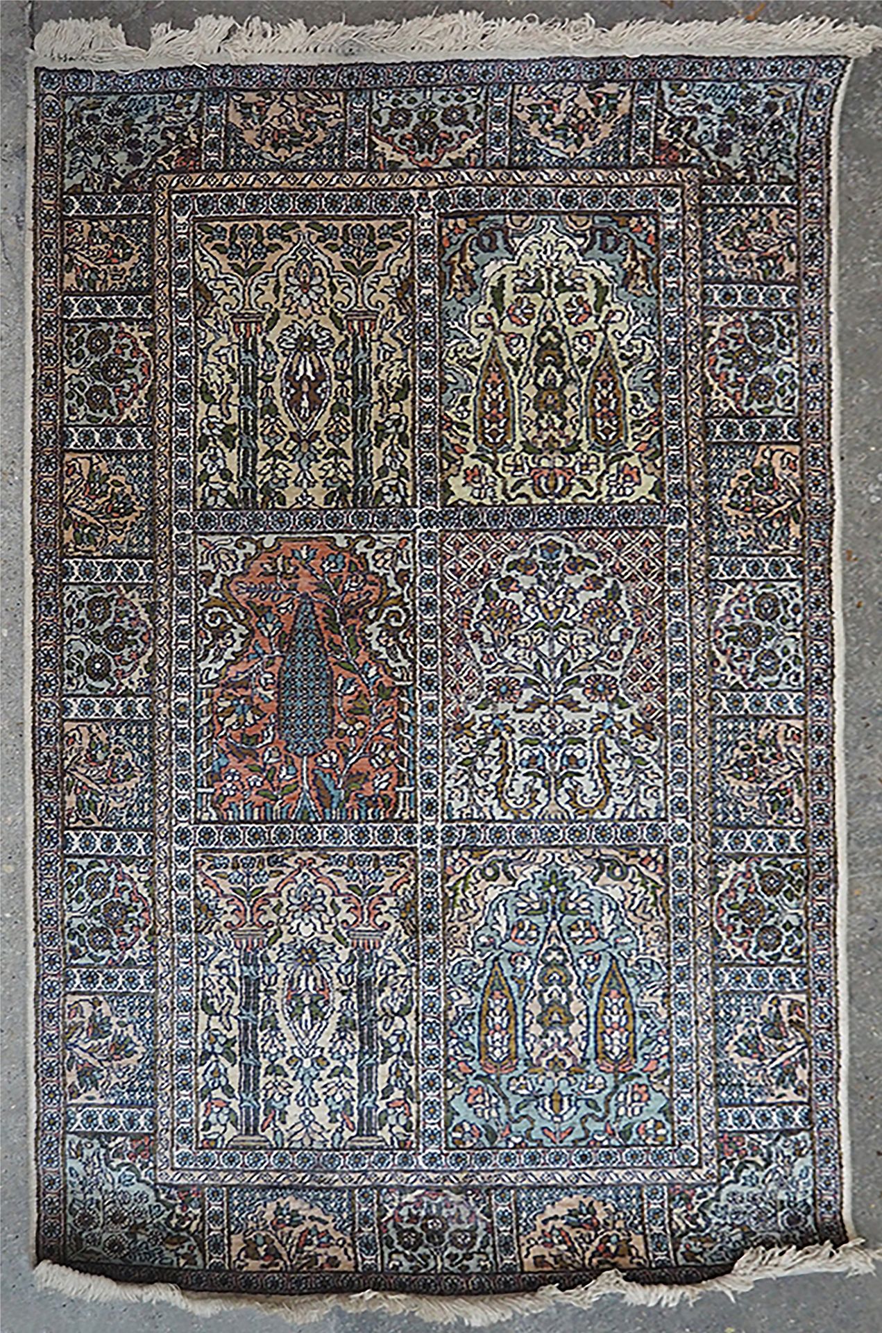 Null 细丝克什米尔 - 印度

约1985年

尺寸：155 x 98 cm

棉质基础上的丝绒

状况良好

庇护所和花园装饰

有双排的三个祈祷镜，有双&hellip;