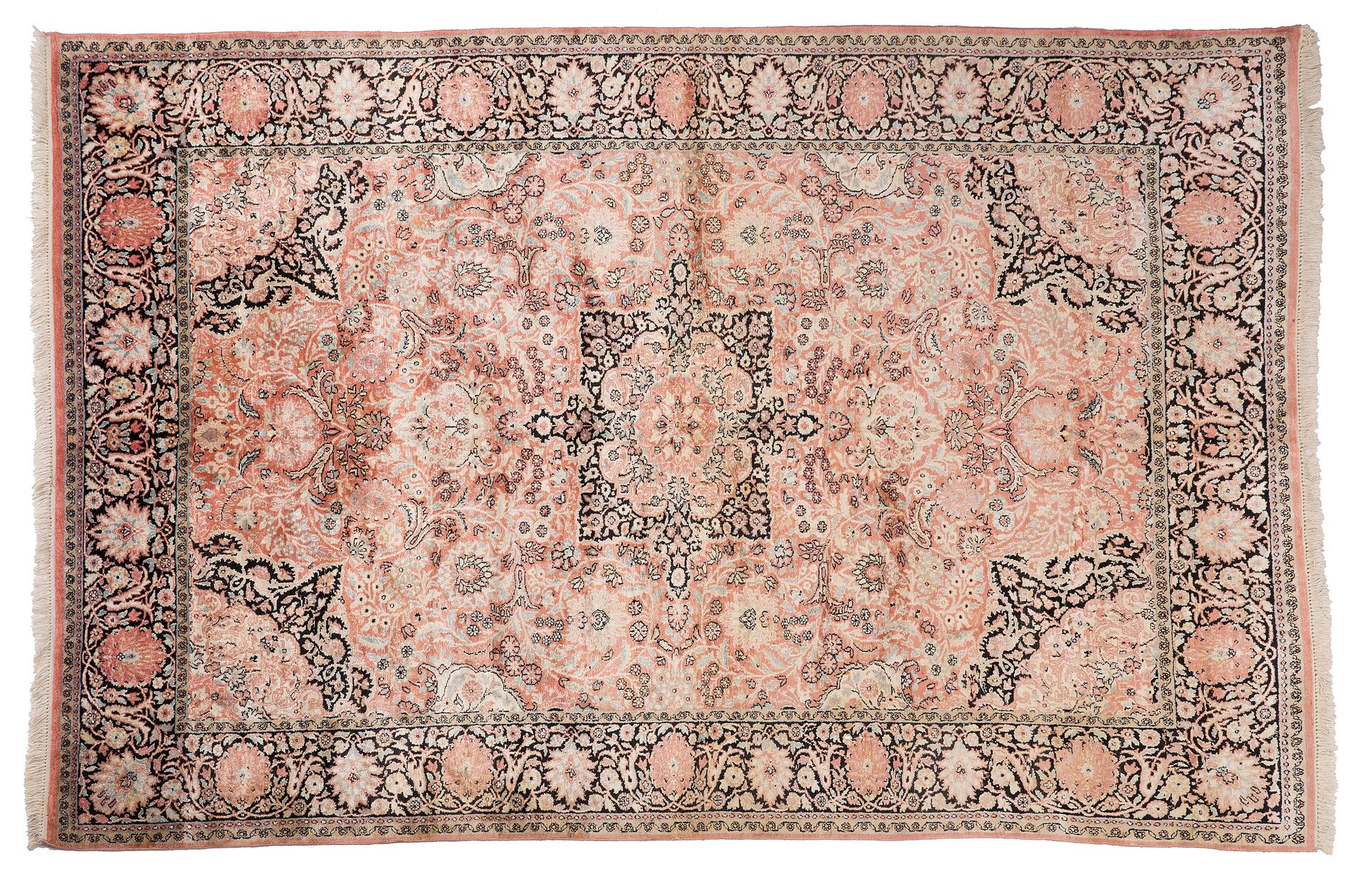 Null PENJAB地毯（印度），20世纪中期

尺寸：275 x 197厘米。

技术特点 : 棉质基础上的丝质天鹅绒。

粉红色的场地上有象牙色的花茎环绕&hellip;