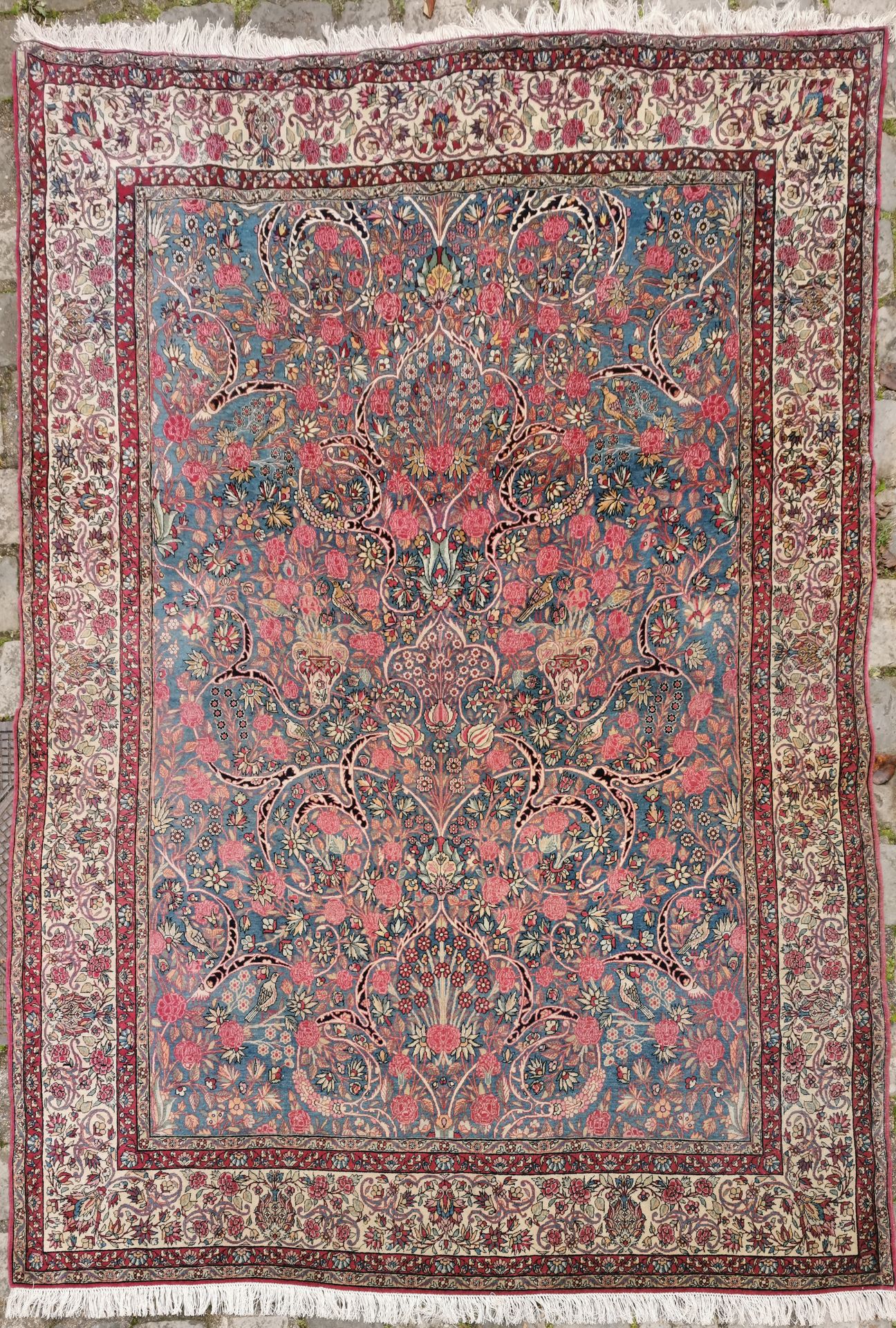 Null 大型精美的Kirman - 伊朗，20世纪初

尺寸：300 x 212 cm

技术特点

棉底的优质丝质羊羔毛绒

密度。每平方米约8000节

&hellip;