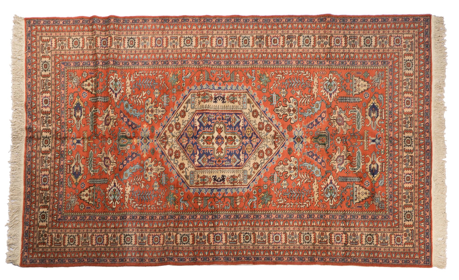 Null SINKIANG地毯（中亚），20世纪后半叶

尺寸：282 x 198厘米。

技术特点 : 羊毛丝绒，棉质基础。

参差不齐的砖场上有多色风格的植&hellip;