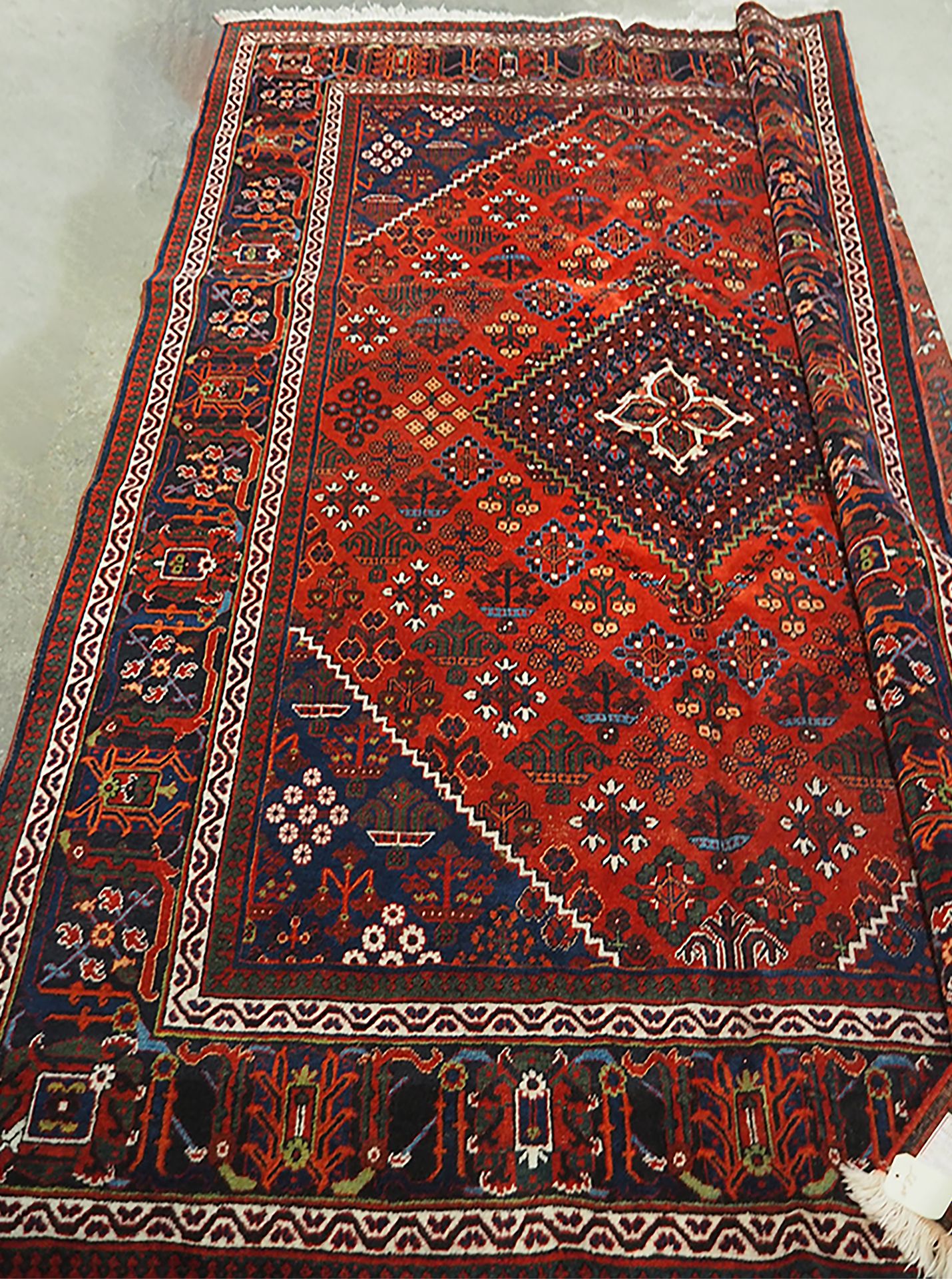 Null 大型Djochagan Morchekor - 伊朗

约1975年

尺寸: 341 x 251 cm

棉质基础上的羊毛丝绒

状况良好

红宝石&hellip;