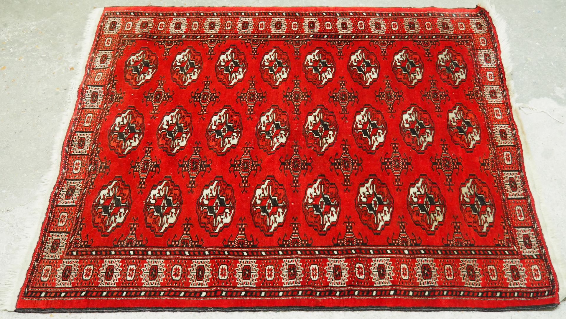 Null 特克-布哈拉 - 土库曼

约1930/40年

尺寸：125 x 108 cm

技术特点 : 棉质基础上的羊毛丝绒

总体状况良好，细度优美

红&hellip;