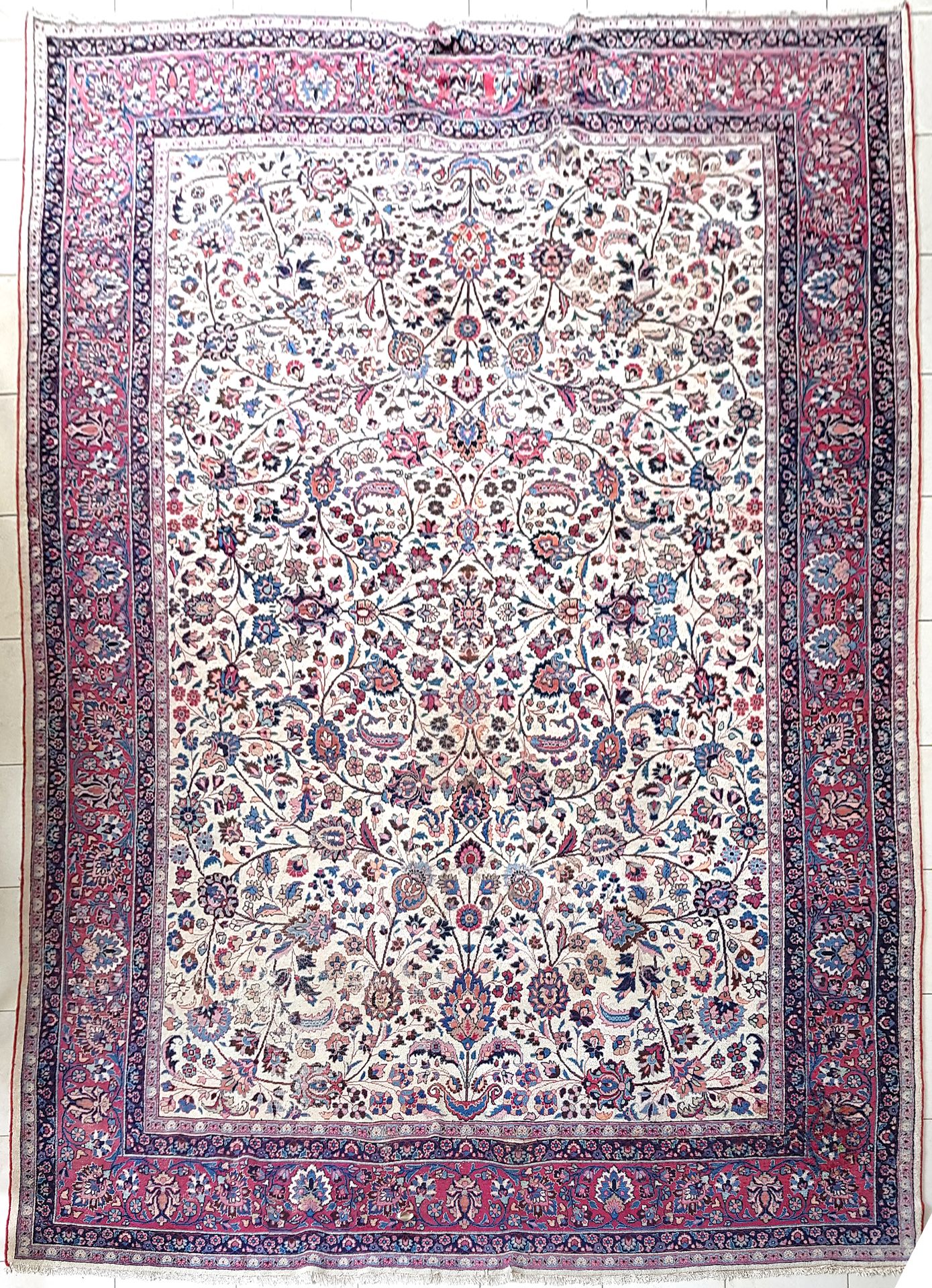 Null Meched（伊朗）大约在1960/1970年。

技术特点：以棉为基础的优质羊羔毛绒。

象牙色的场地上有多色的几何风格的花朵掌纹。

五个边框，主&hellip;