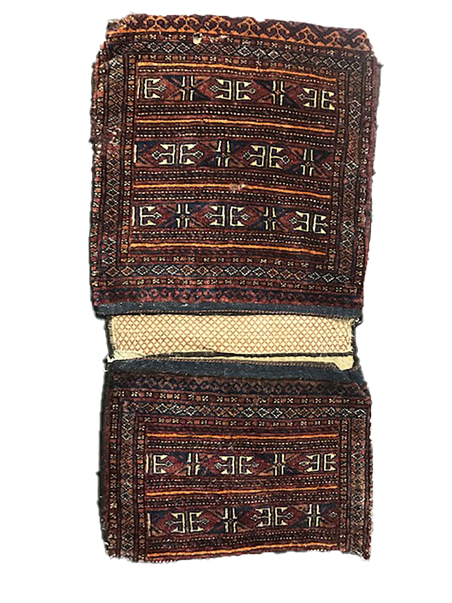 Null 原有的古老的土库曼Bissac，19世纪末

尺寸：98 x 051厘米

技术特征：羊毛基础上的羊毛丝绒

需要注意的小孔

Bayadère装饰：&hellip;