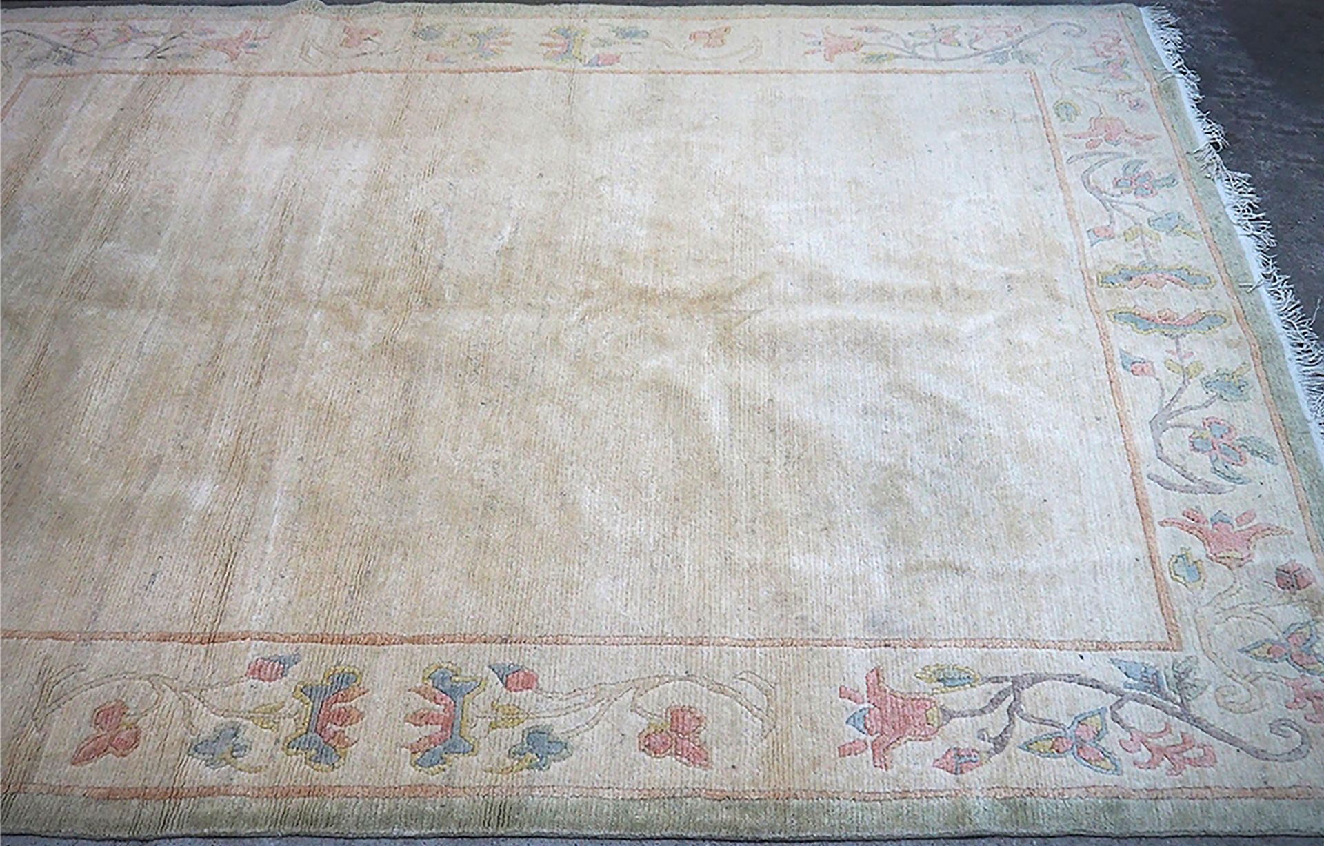 Null 尼泊尔大地毯

约1980年

尺寸：280 x 180 cm

羊毛天鹅绒，棉质底板

总体状况良好

普通的米色领域

奶油色边框与粉色花环