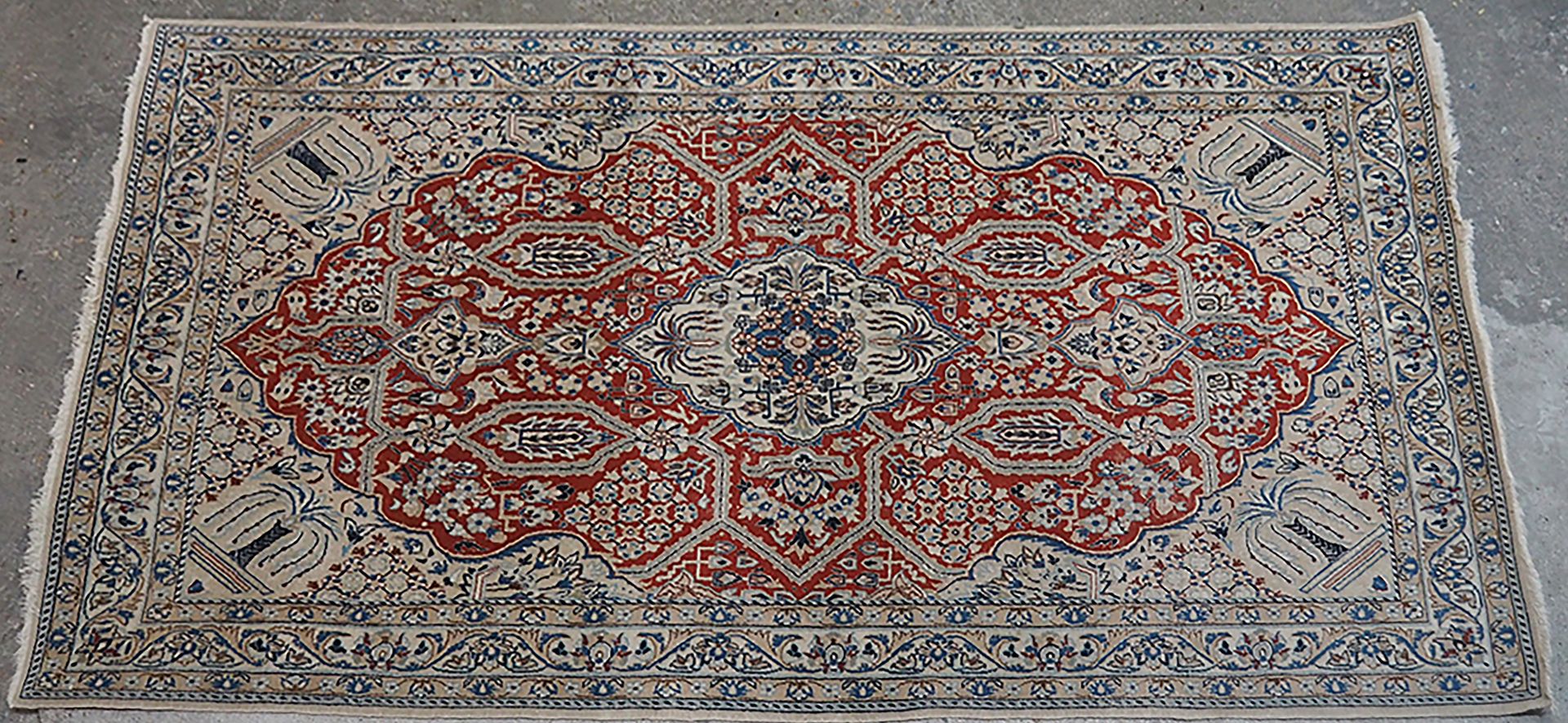 Null Fin Nain - 伊朗

约1975年

尺寸：187 x 117 cm

高质量的丝质羊毛绒，在棉质基础上用丝绸包围的花朵

密度：每平方米约8&hellip;