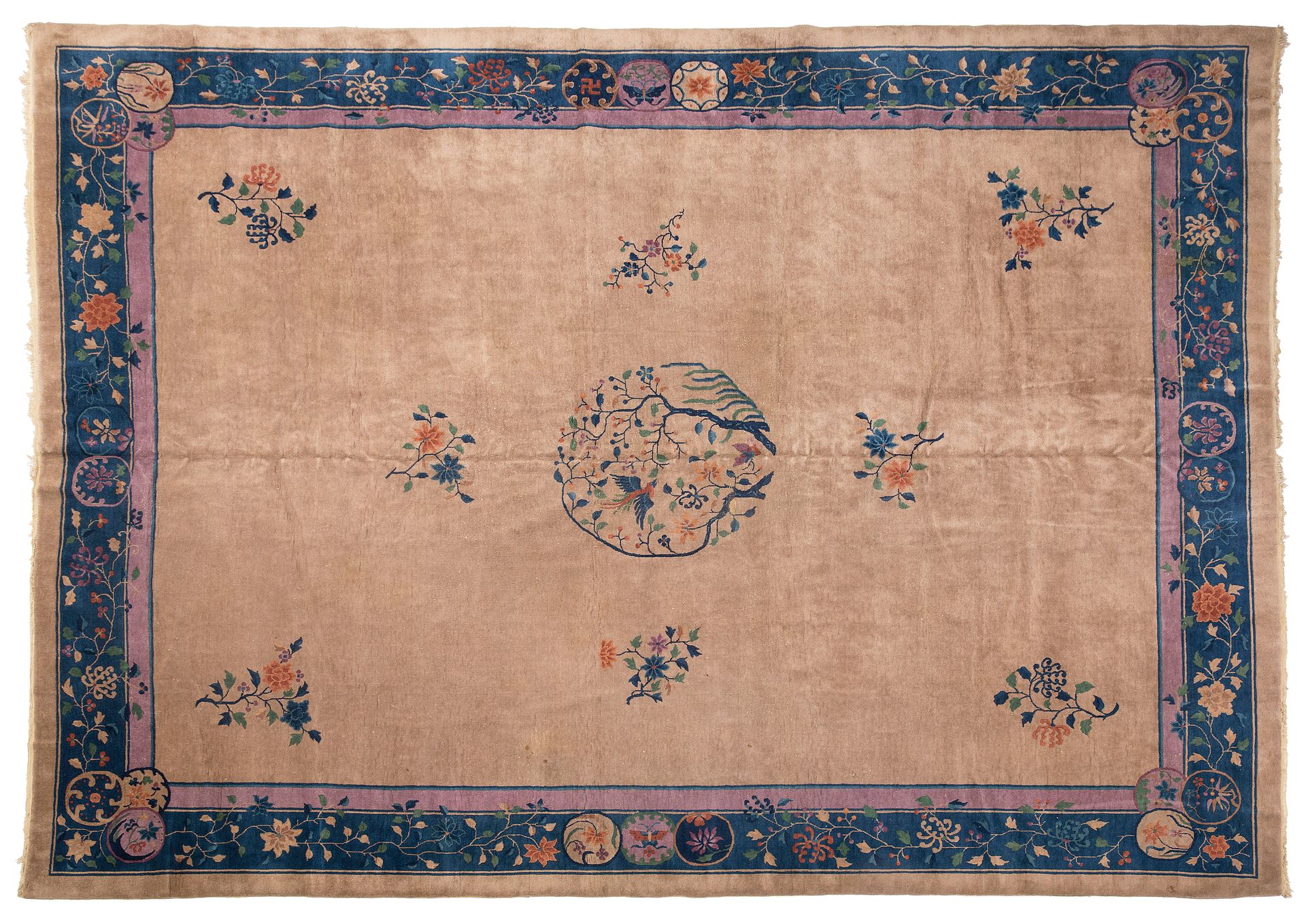 Null 印度支那地毯（印度支那），20世纪中期

尺寸：455 x 365厘米。

技术特点 : 羊毛天鹅绒，棉质底板。

象牙色的场地上装饰着多色的花茎，中&hellip;