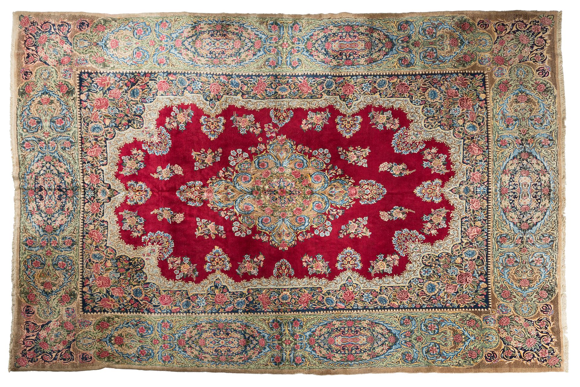 Null 基尔曼地毯（伊朗），20世纪后半叶

尺寸：400 x 290厘米。

技术特点 : 羊毛丝绒，棉质基础。

一个崇高的菱形奖章，多叶和植被，古金，有&hellip;