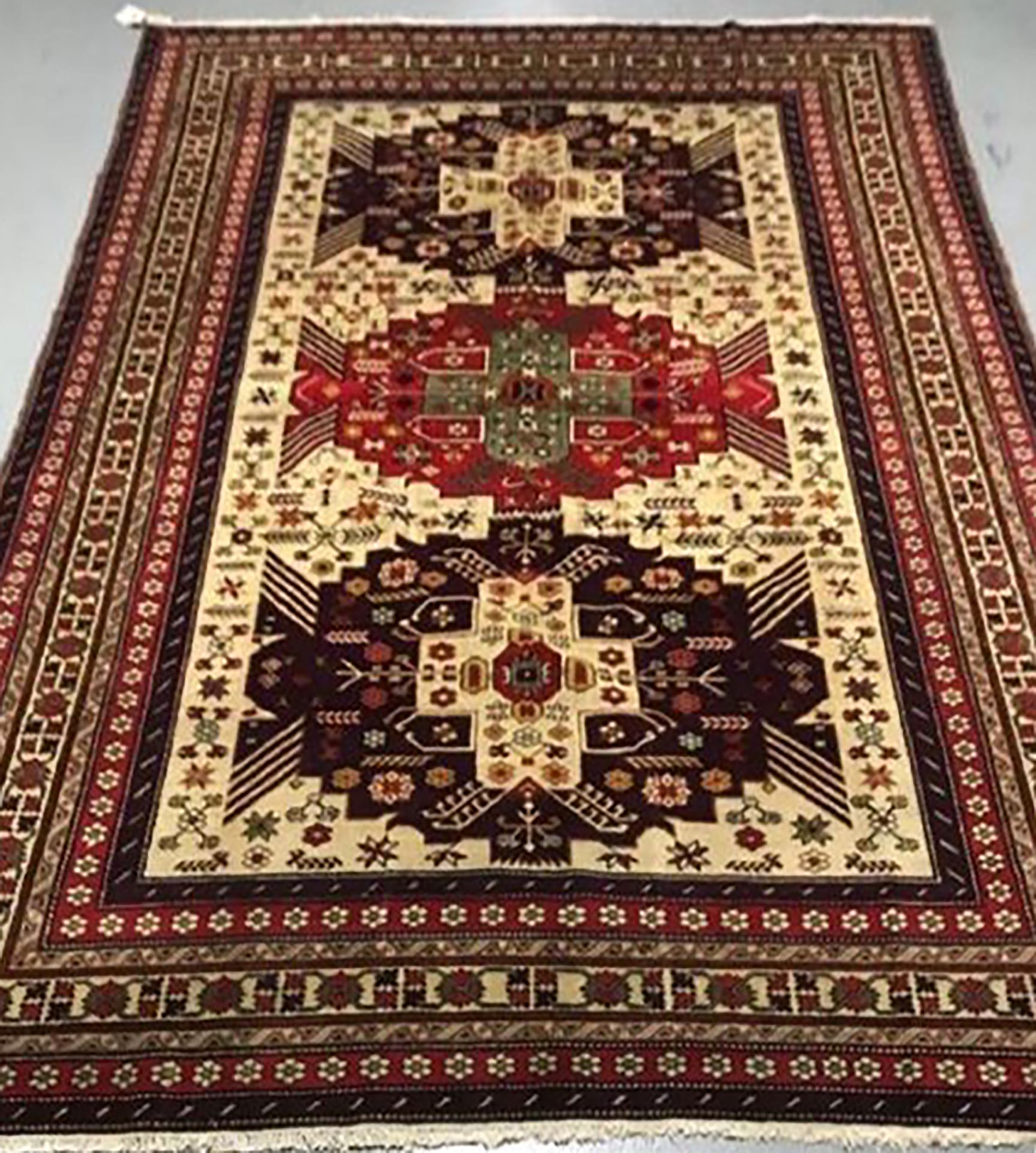 Null 原创和大型的达吉斯坦 - 俄罗斯 - 阿塞拜疆

约1975年

尺寸：275 x 195 cm

技术特点

棉质底座上的羊毛丝绒

总体状况良好
&hellip;