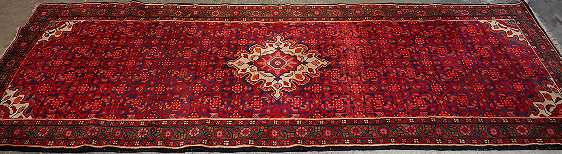 Null 哈马丹画廊 - 伊朗

约1975年

尺寸：300 x 110 cm

棉质基础上的羊毛丝绒

总体状况良好

红宝石领域，有小幅花卉图画（Hera&hellip;