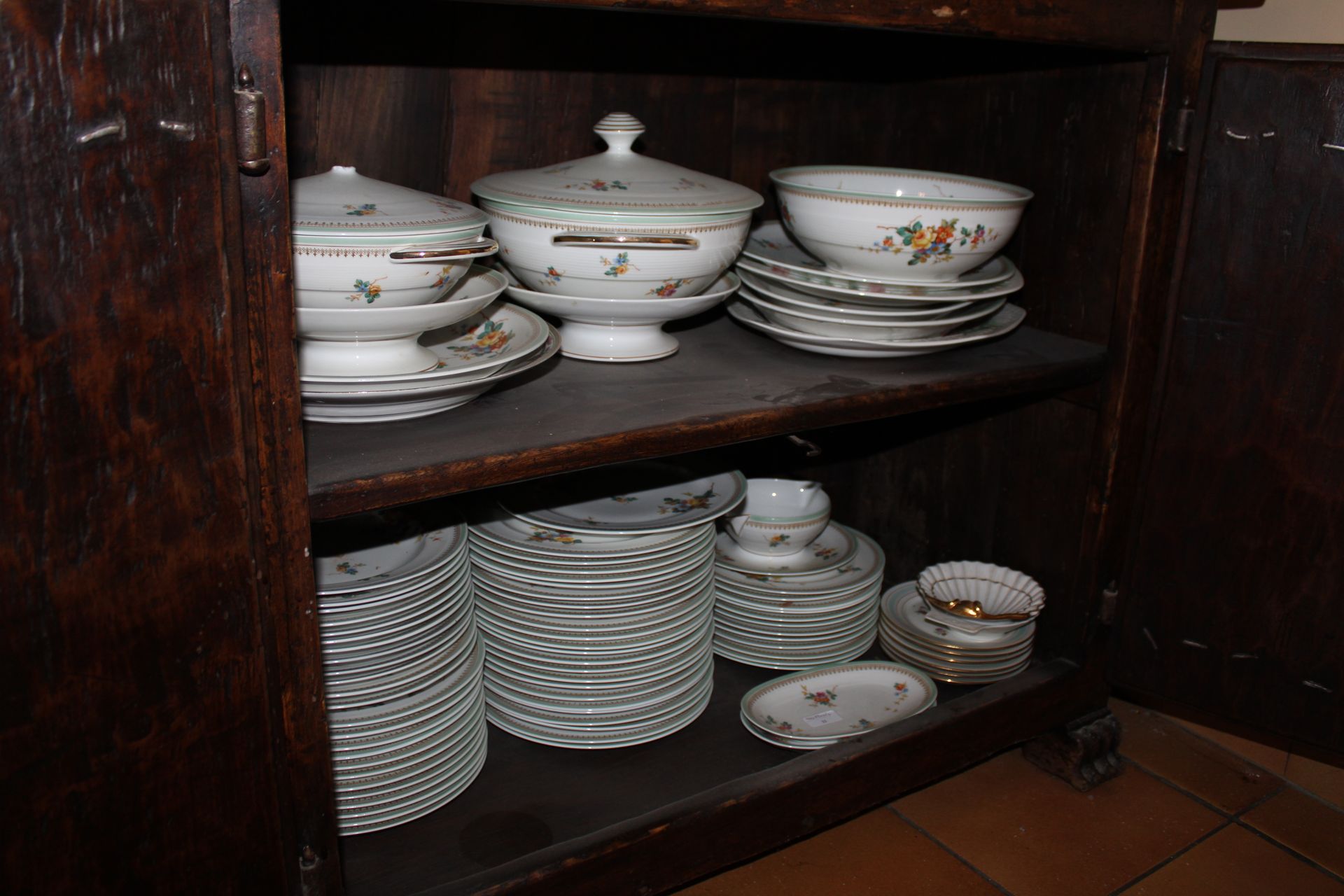 Null 瓷器服务套装，包括盘子、汤锅、沙拉碗、碟子、蒸笼等。

约七十件