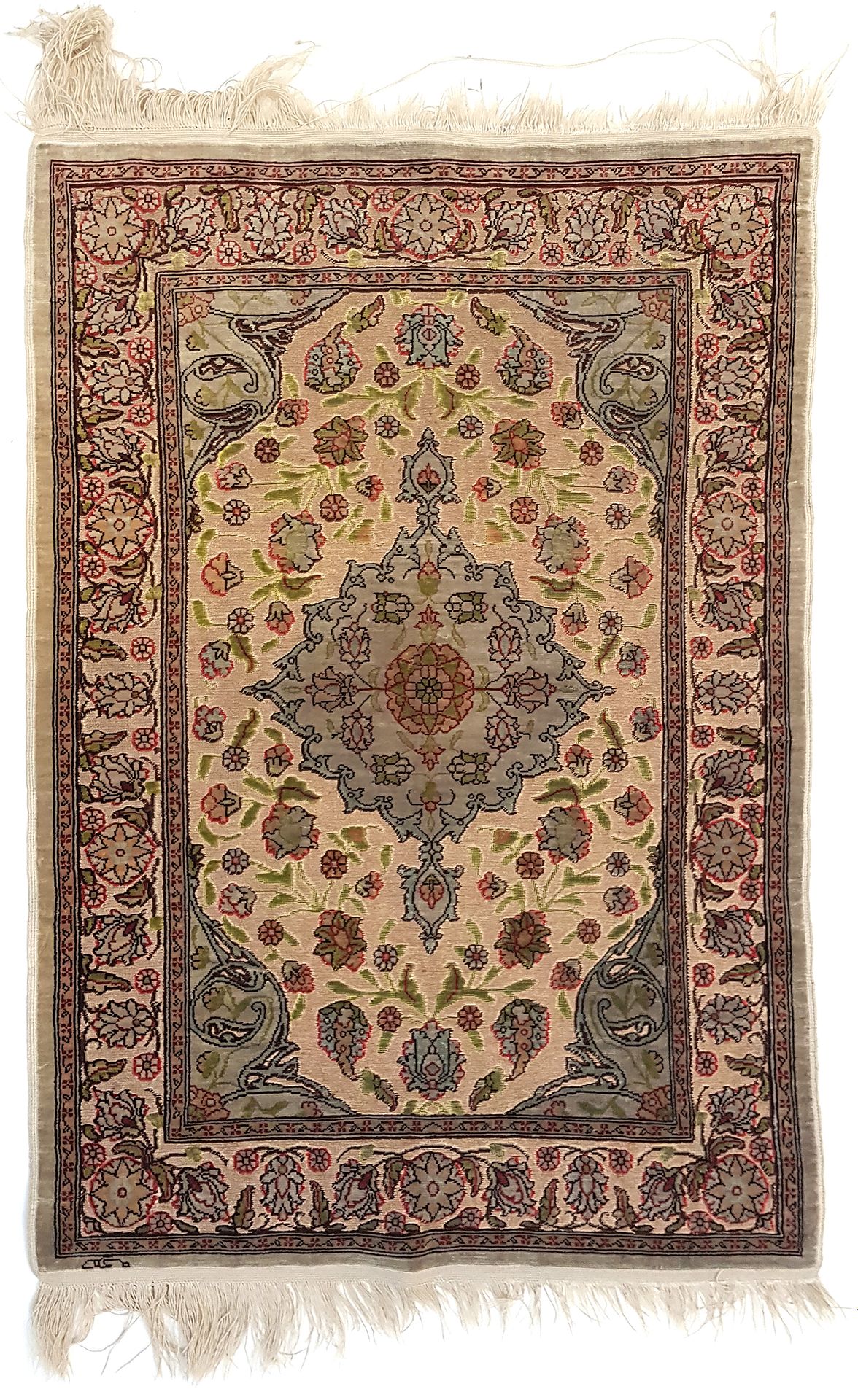 Null 签名的非常精美的Hereke丝毯（土耳其），约1975年
签名。签名：Hereke 
尺寸：80 x 49 cm
技术特征：丝绒，丝质衬底 
密度：每&hellip;