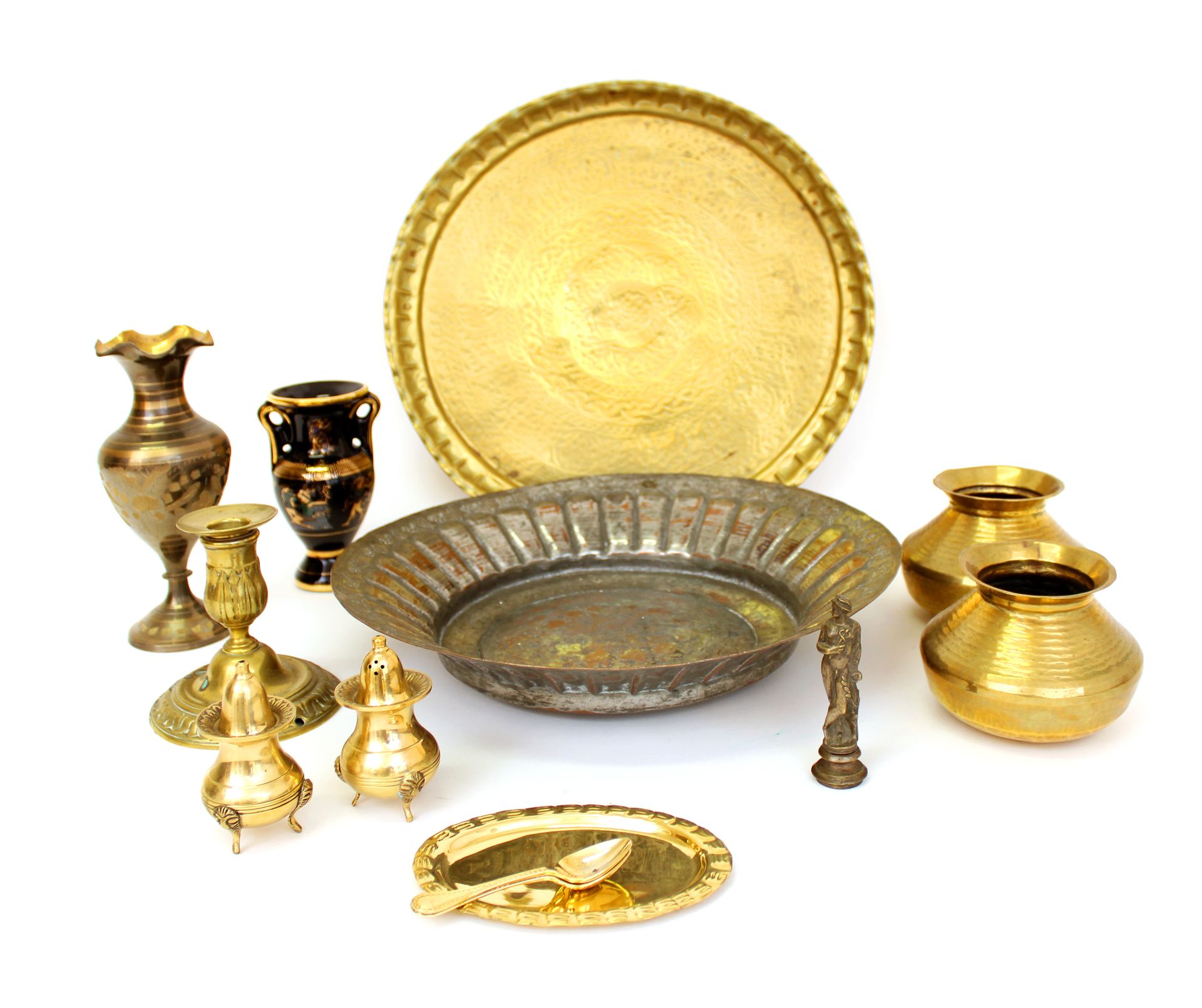Null 一套小饰品，包括两个带凹槽的铜盘（北非），两个瓷瓶，一个烛台，一个碟子，两个盐罐和两个小铜器花瓶