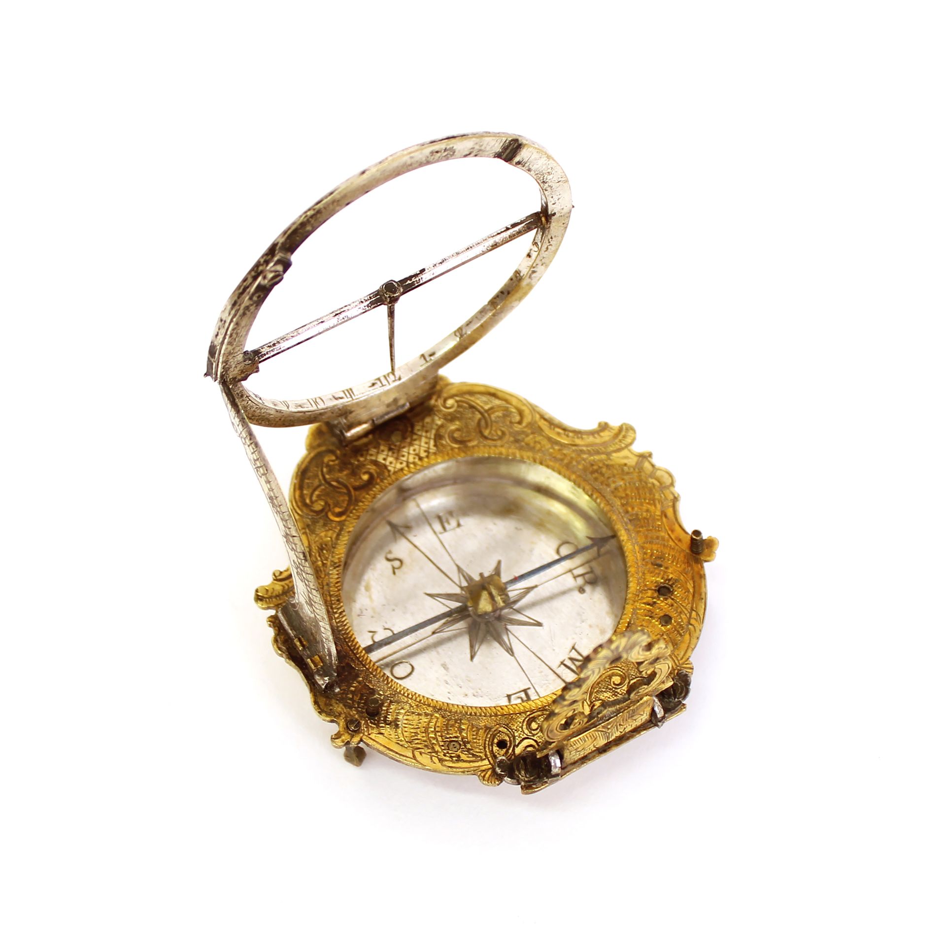 Null 日晷--青铜和铜制的八角形罗盘，有贝壳、梳齿和刺叶装饰
在其原始情况下（事故）
18世纪的作品
箱子的尺寸：长6.8 x 宽6.7 x 高2.2厘米