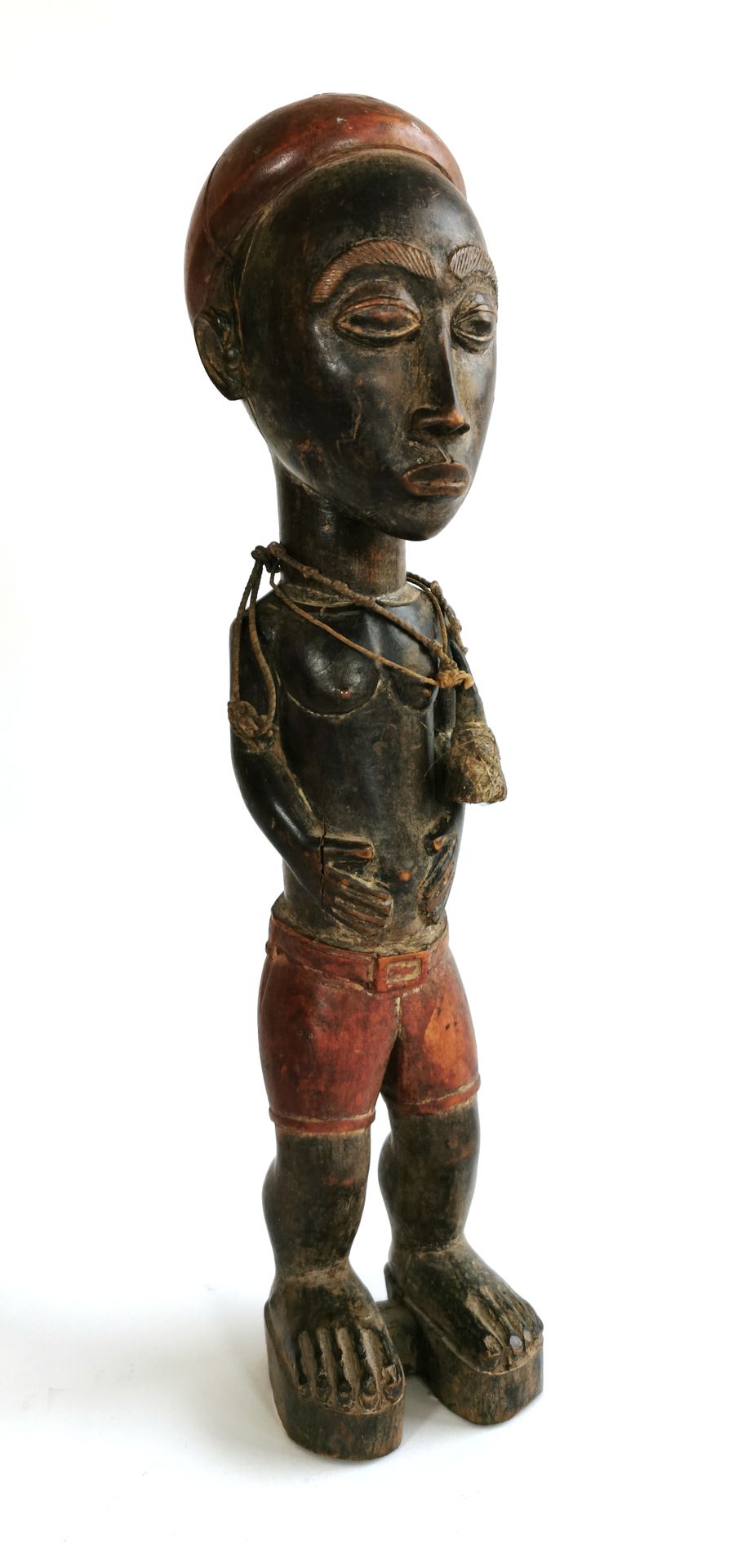Null BAOULÉ (Elfenbeinküste)
Polychrom geschnitzte Holzstatuette.
H. 39 cm