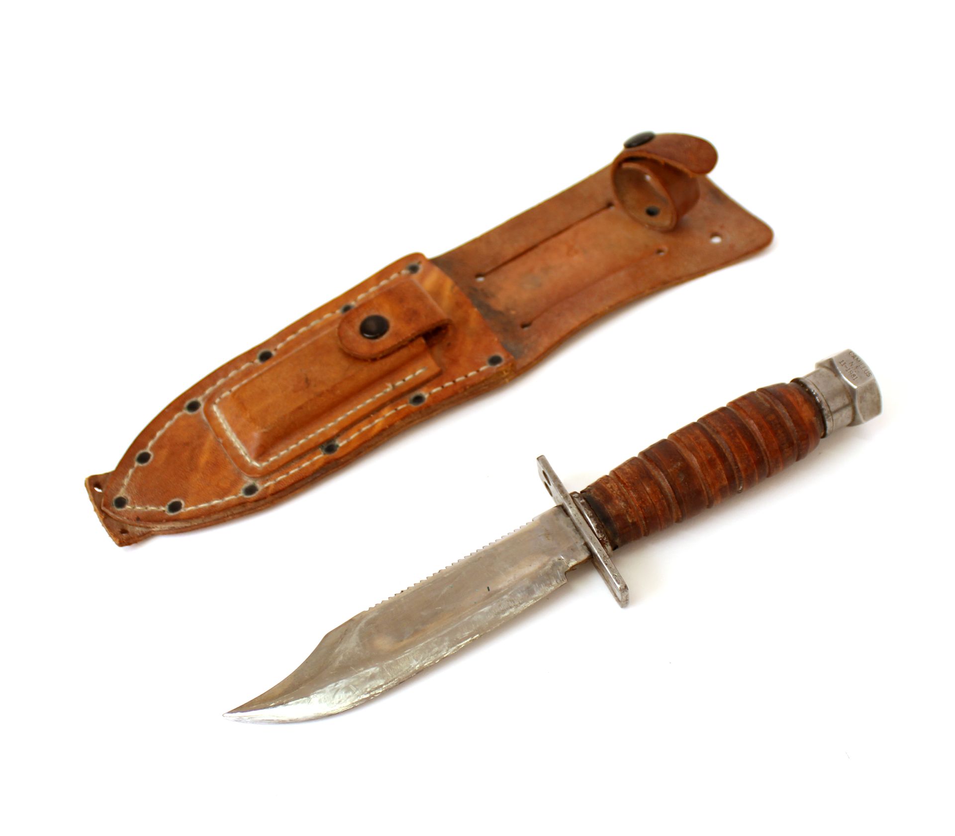 Null 美国卡米卢斯刀，刀柄上有皮革护套，刀柄上刻有 "N.Y 11-1981"。
带有腰带鞘的
L. 27,5 cm