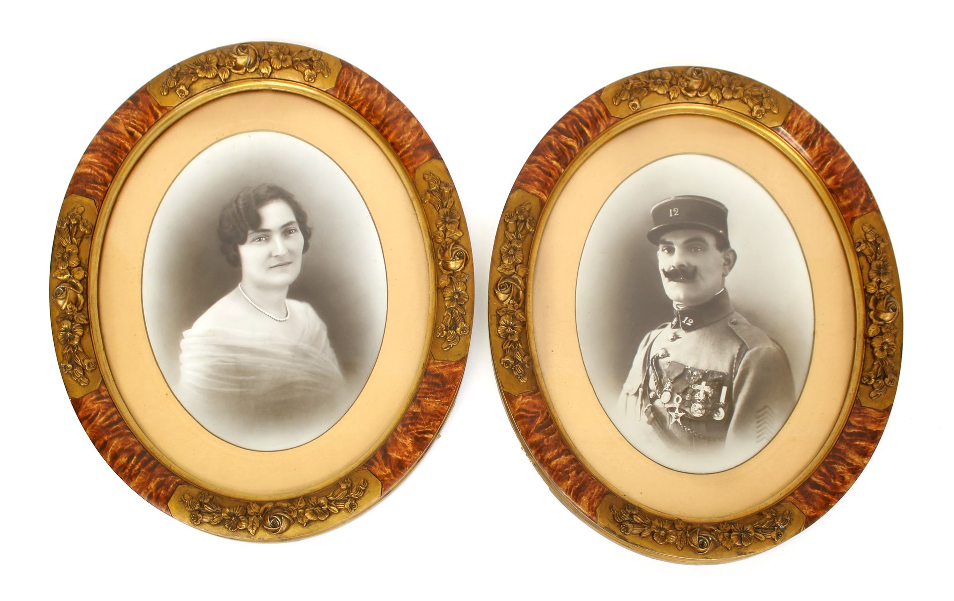Null 一对夫妇的摄影肖像，其中男子身着第一次世界大战的军装，老银版画
雕刻、镀金和镶嵌的木质奖章框架
每个59.5 x 49厘米