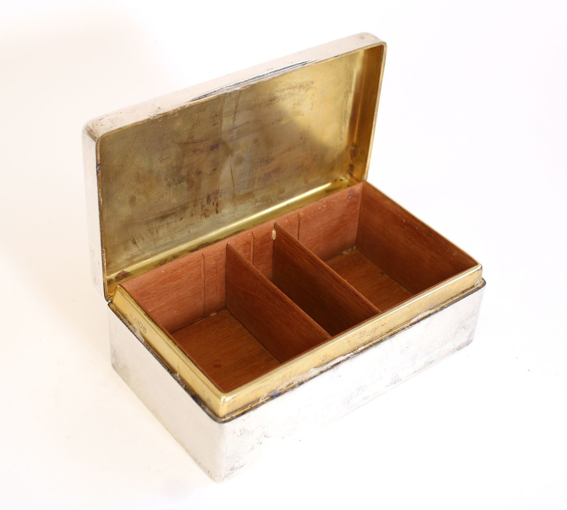 Null 英国银质扑克牌盒，内部为木质，有三个隔间，盖子上刻有1912年的题词
长. 19.8 x 宽. 11.4 x 高. 7 cm
毛重：1051克。