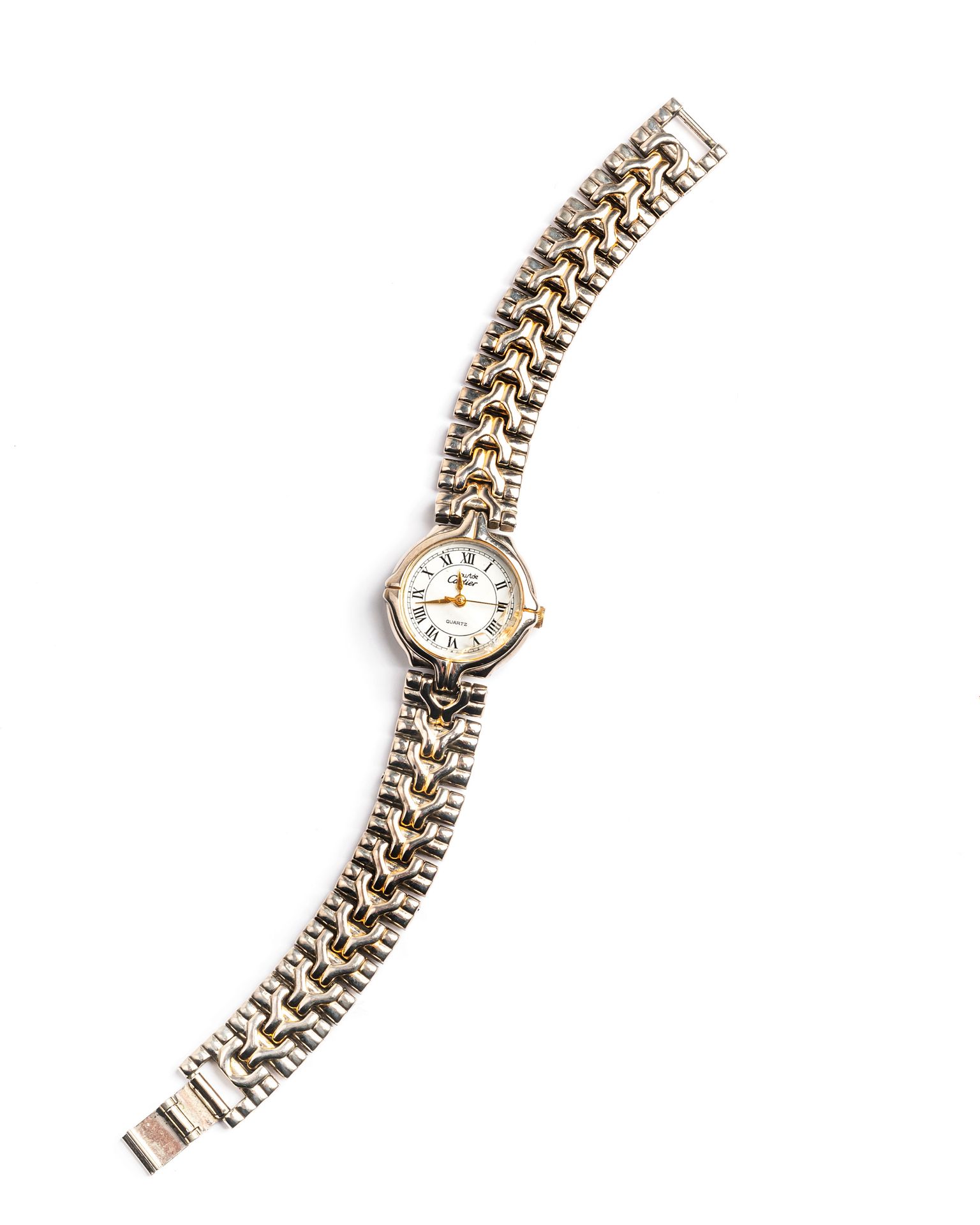 Null MUST by CARTIER
女士腕表，镀银和镀金表壳，白底罗马数字圆形表盘，石英机芯，铰接式平网钢表带
表盘玻璃有裂痕
毛重：43.3克。
