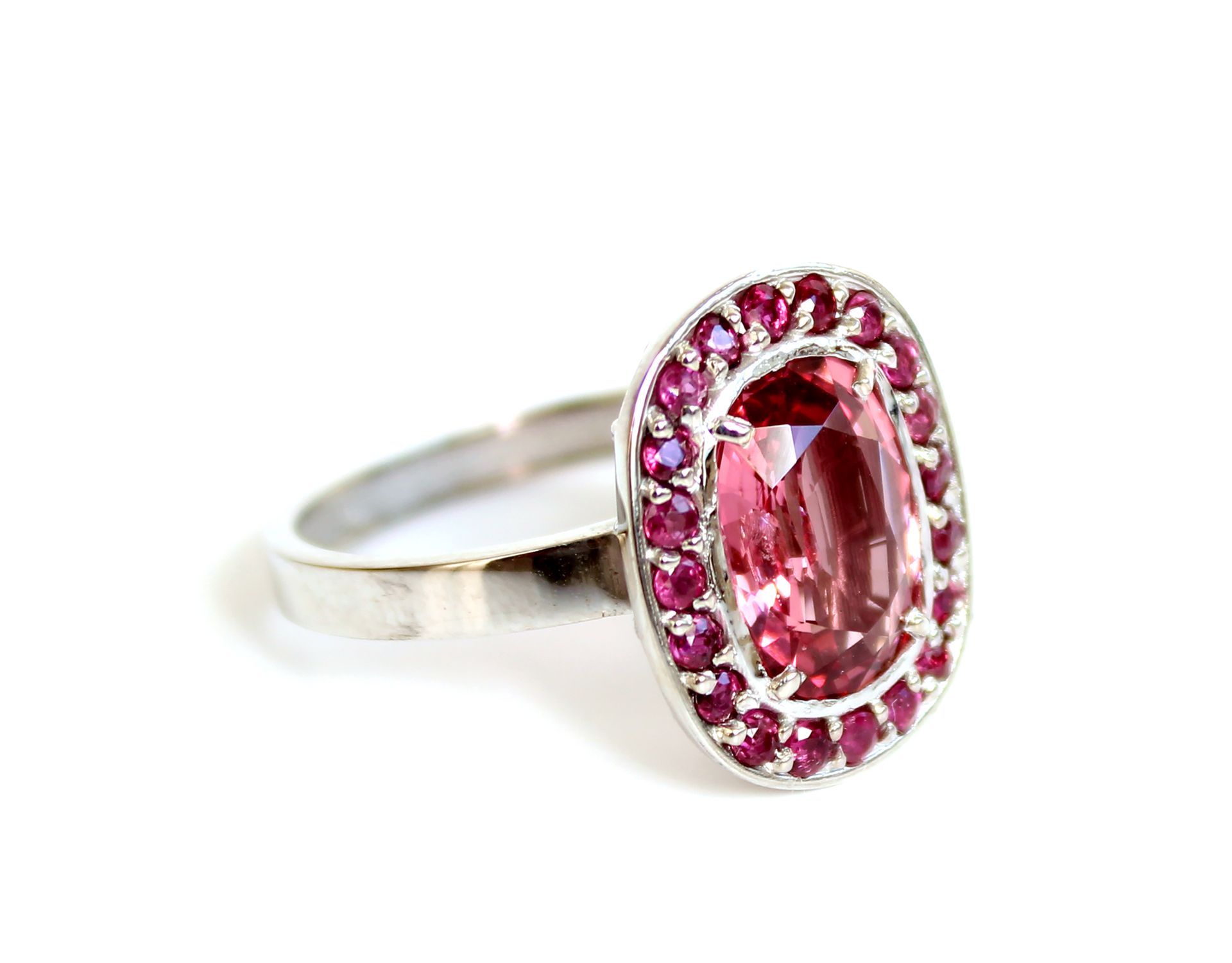 Null 18K（千分之七十五）白金戒指，镶嵌着一颗重达2.83克拉的缅甸粉色尖晶石，并镶嵌着刻面的圆形粉红色蓝宝石
附有瑞士GFCO宝石实验室证书
手指大小：&hellip;
