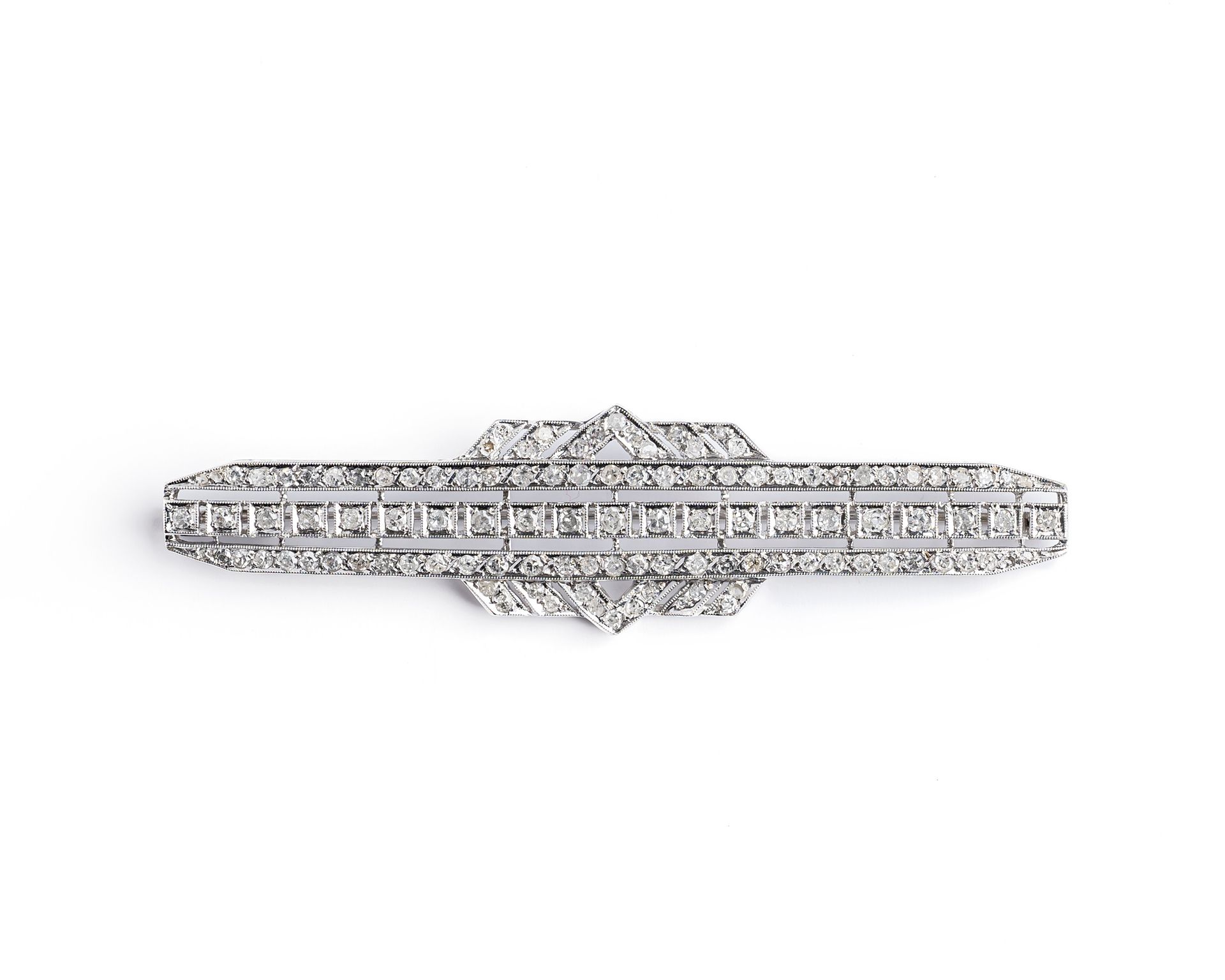 Null 18K（750千分之一）白金镂空胸针，带几何装饰，中心线铺设8/8圆钻（包括6颗仿制钻石），镶嵌在亮片和仿制宝石上
修复工作
1925/1930年的作&hellip;