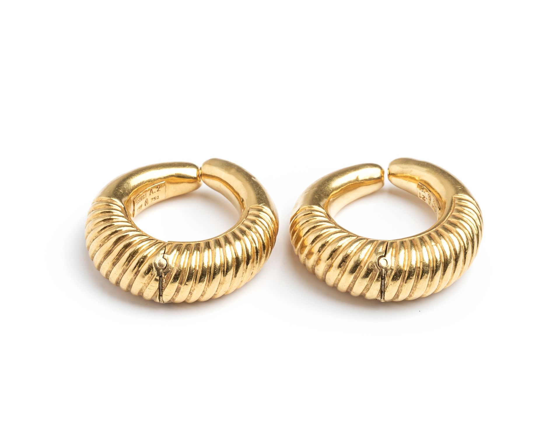 Null LALAOUNIS
一对18K(750千分之一)黄金环形耳环，带石榴裙装饰
大师的标记
直径 : 3,5 cm
毛重 : 16,4 g.