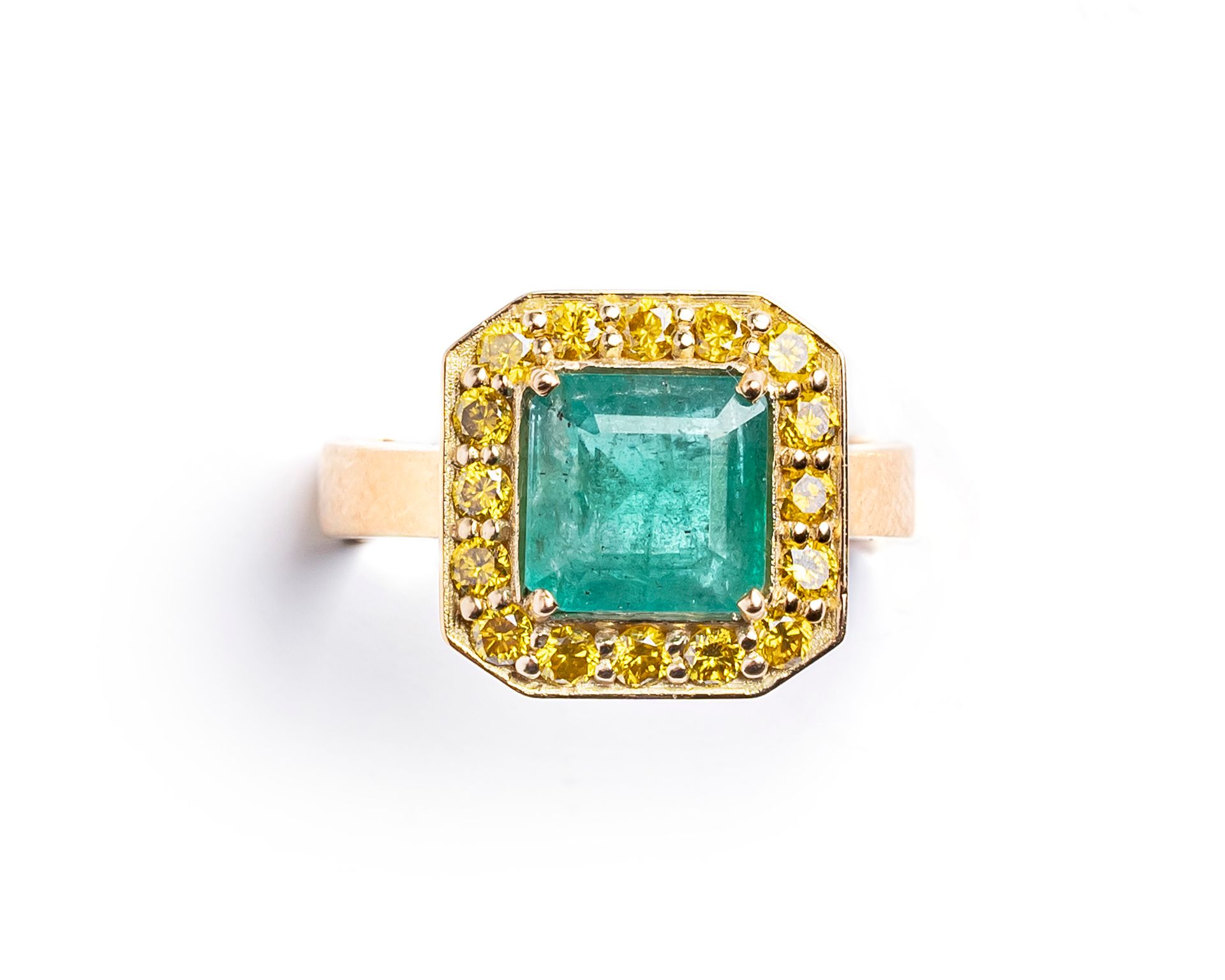 Null 18K（750千分之一）黄金戒指，镶嵌了一颗重约2.60克拉的切割祖母绿，并镶嵌了重约0.48克拉的黄色圆形明亮式切割钻石
手指尺寸：54 
毛重 :&hellip;