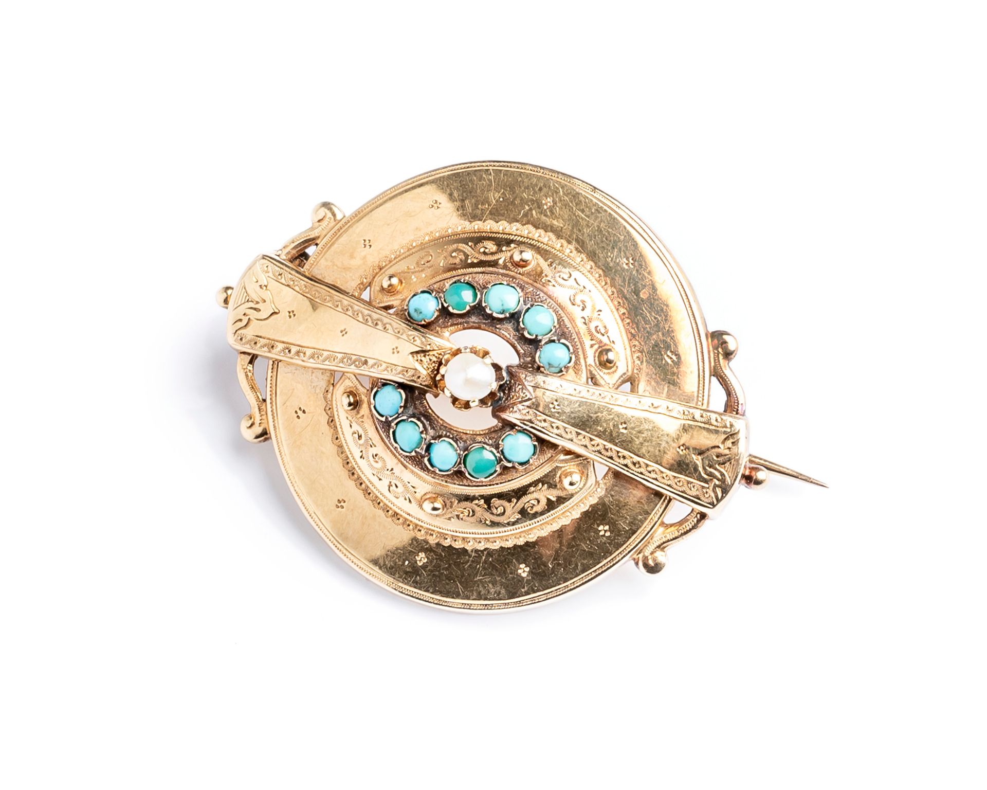 Null 18K黄金（千分之七十五）胸针，造型为盾牌，凿刻并装饰有凸圆形绿松石和一颗文化纽扣珍珠
19世纪的作品
直径：4厘米
毛重：6,4 g.