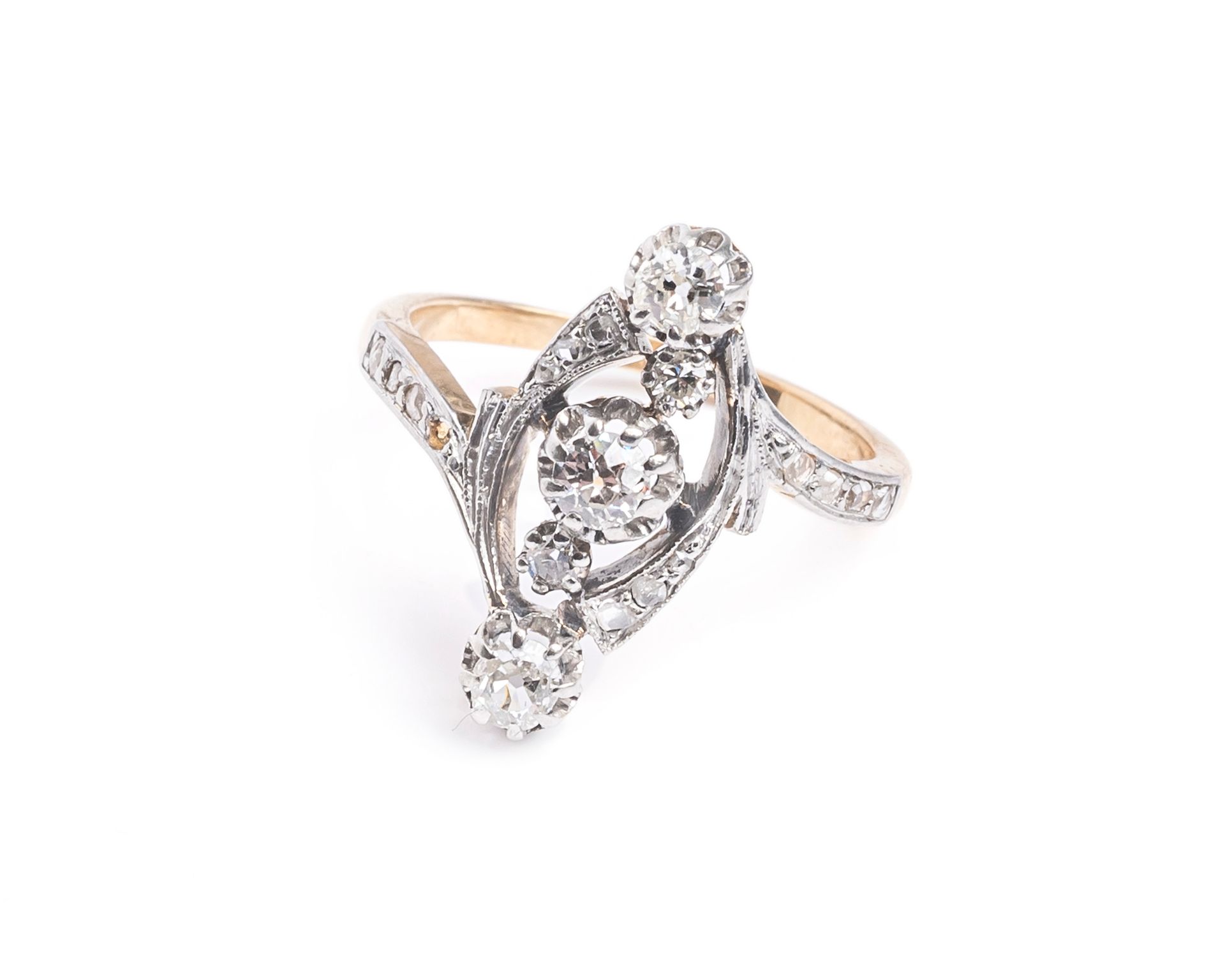 Null 公爵夫人戒指，双色18K（750千分之一）金，镂空镶嵌，主钻为圆形老式切割钻石，其他为玫瑰切割钻石。
小缺
手指尺寸：51
毛重：3.7克。