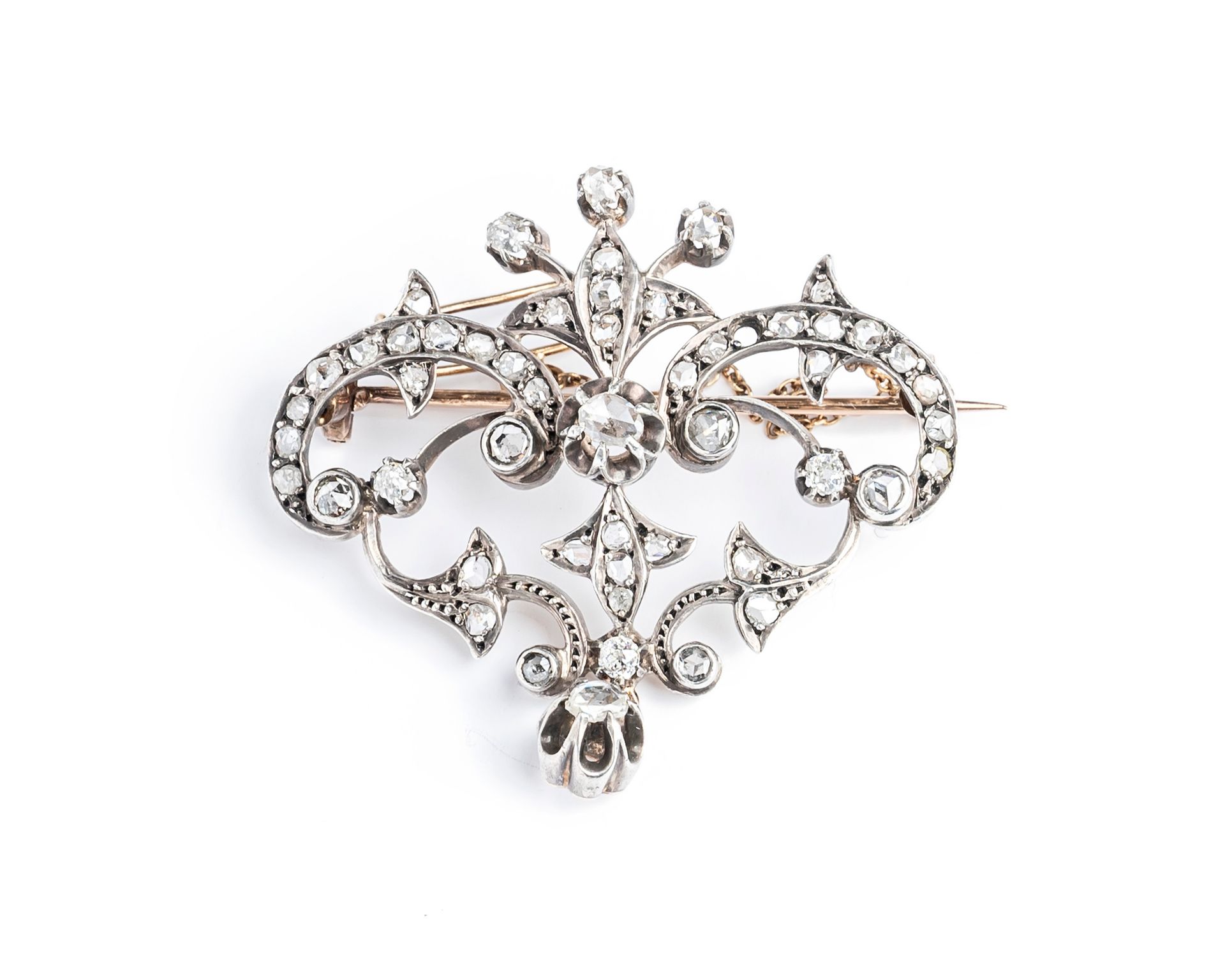 Null 18K（750千分之一）双色金 "Volute "胸针，镶有玫瑰式切割钻石，托着一颗吊坠钻石。带安全链
缺少一颗小粉钻
在其箱子里
19世纪的法国作品&hellip;