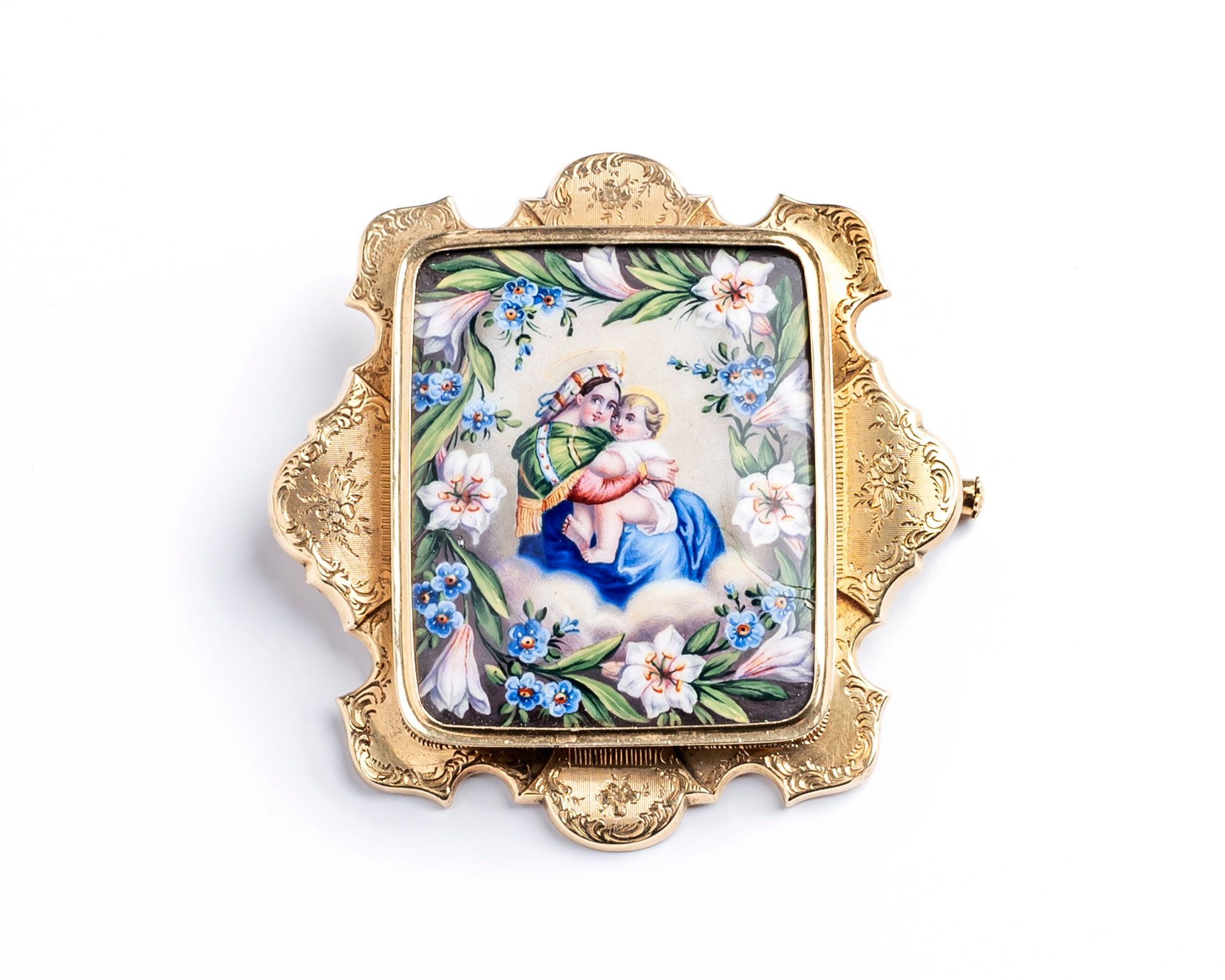 Null 18k（750千分之一）黄金胸针，装饰有描绘拉斐尔之后的圣母和儿童的珐琅小品，在一个精雕细琢的花叶框架中。
19世纪的法国作品
尺寸：5,2 x 5,&hellip;