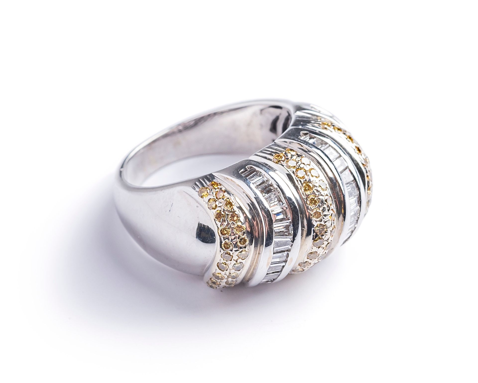 Null 14K (585 thousandths) white gold ring, decorated with two alternating lines&hellip;