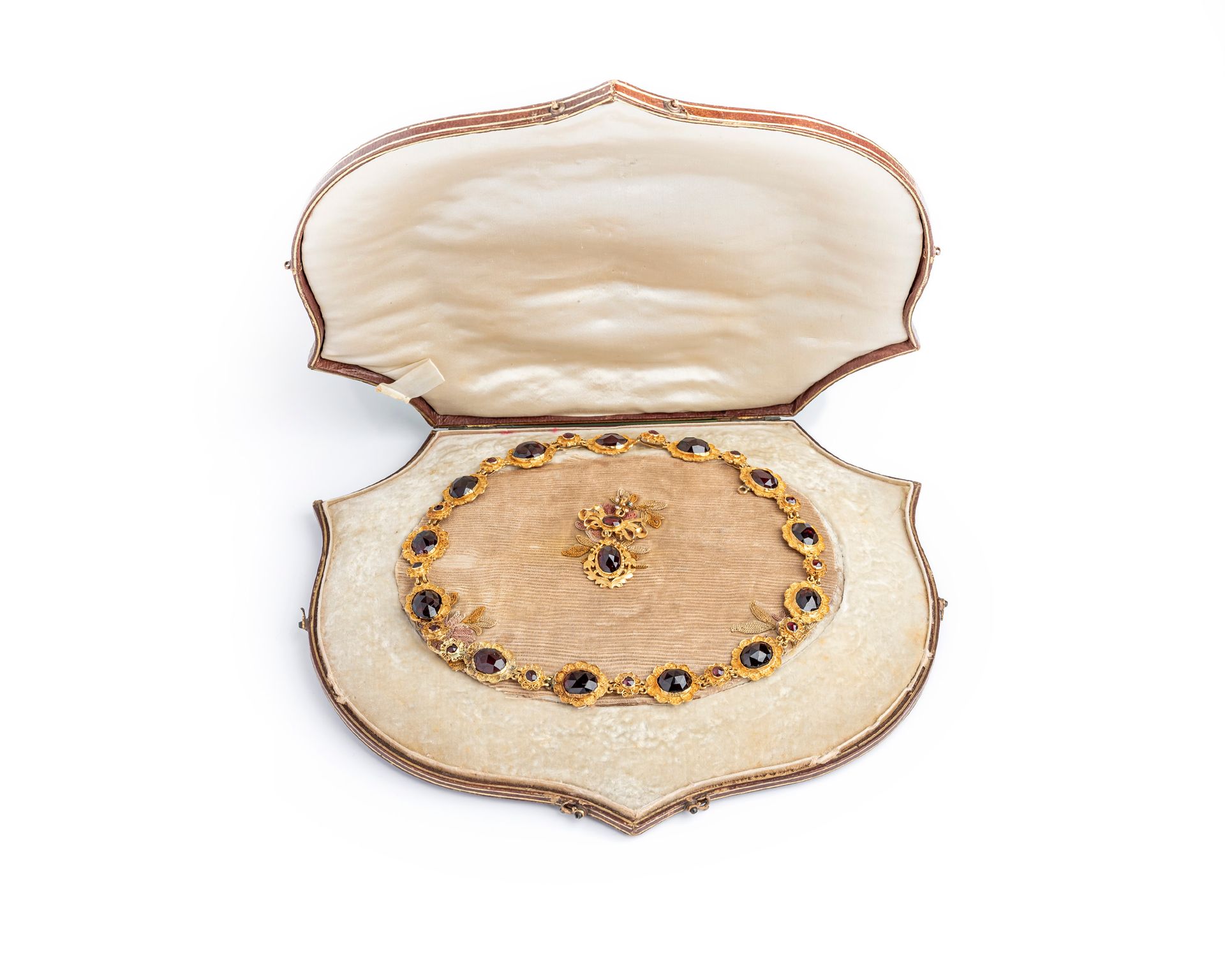 Null Collar articulado en oro amarillo 18k (750 milésimas), decorado con una ser&hellip;