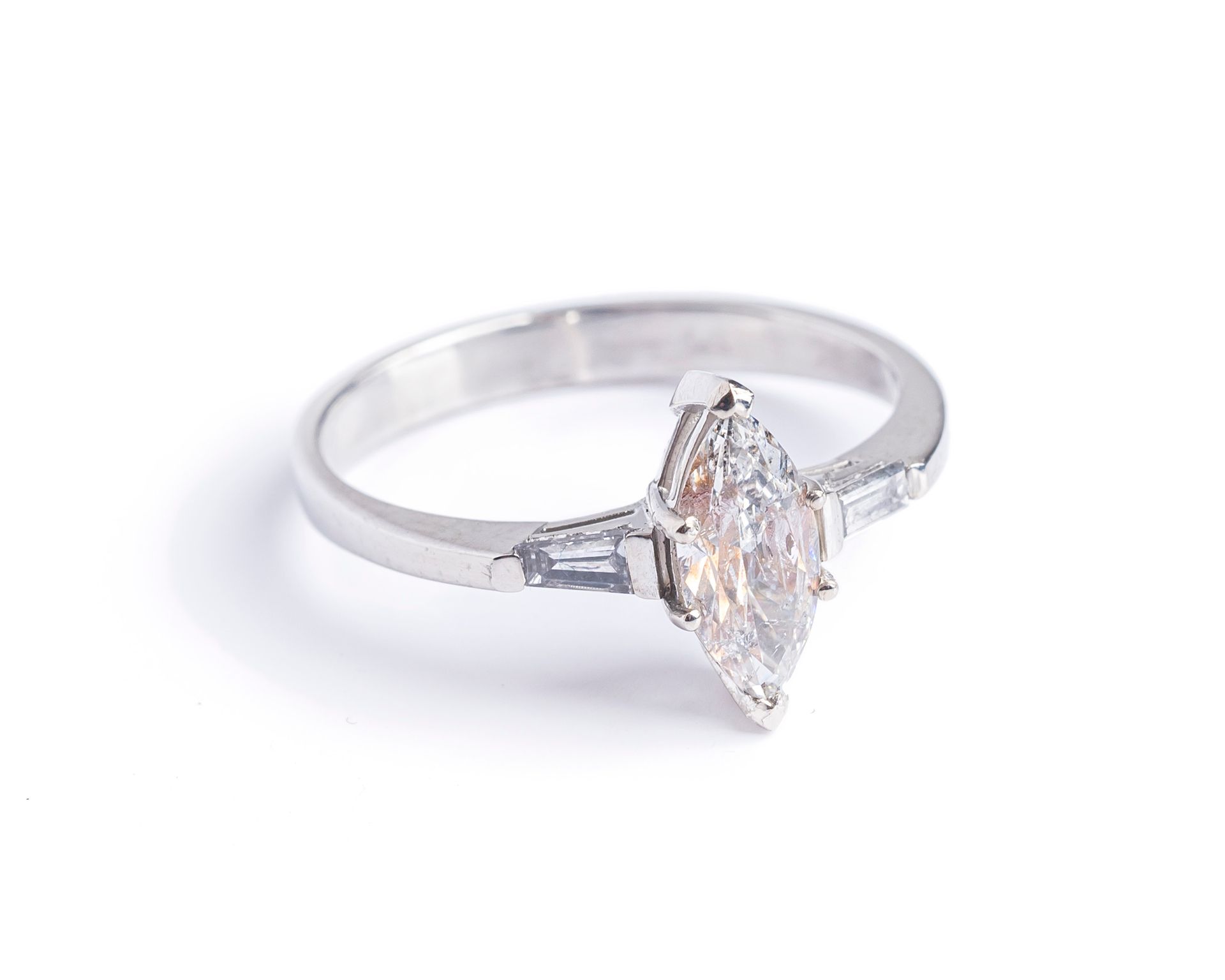 Null 18K（750千分之一）白金戒指，镶嵌一颗约0.63克拉的脐带式切割钻石，两颗各0.10克拉的锥形钻石。
手指尺寸：55 
毛重 : 2.9 克