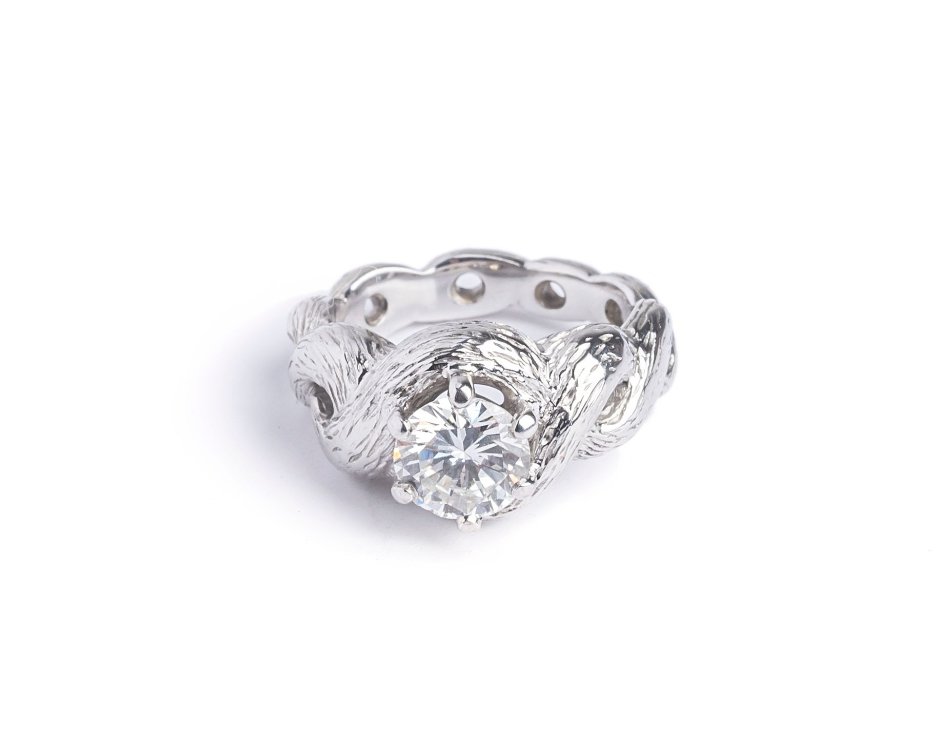 Null 18K（750千分之一）白金戒指，镶嵌着一颗圆形明亮式切割钻石，重约1.4克拉（镶嵌），镶嵌方式为扭绞式。
手指尺寸：48
毛重 : 12克