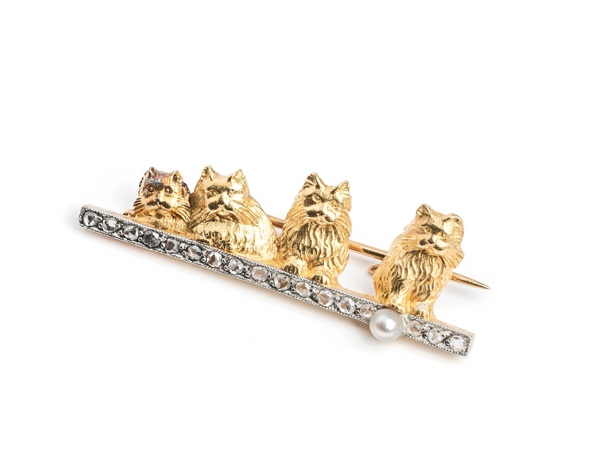 Null 双色18K(750千分之一)金胸针，以四只波斯猫为主题的玫瑰式切割钻石线条，并点缀有一颗珍珠
长度：0,4厘米
毛重：6.2克。