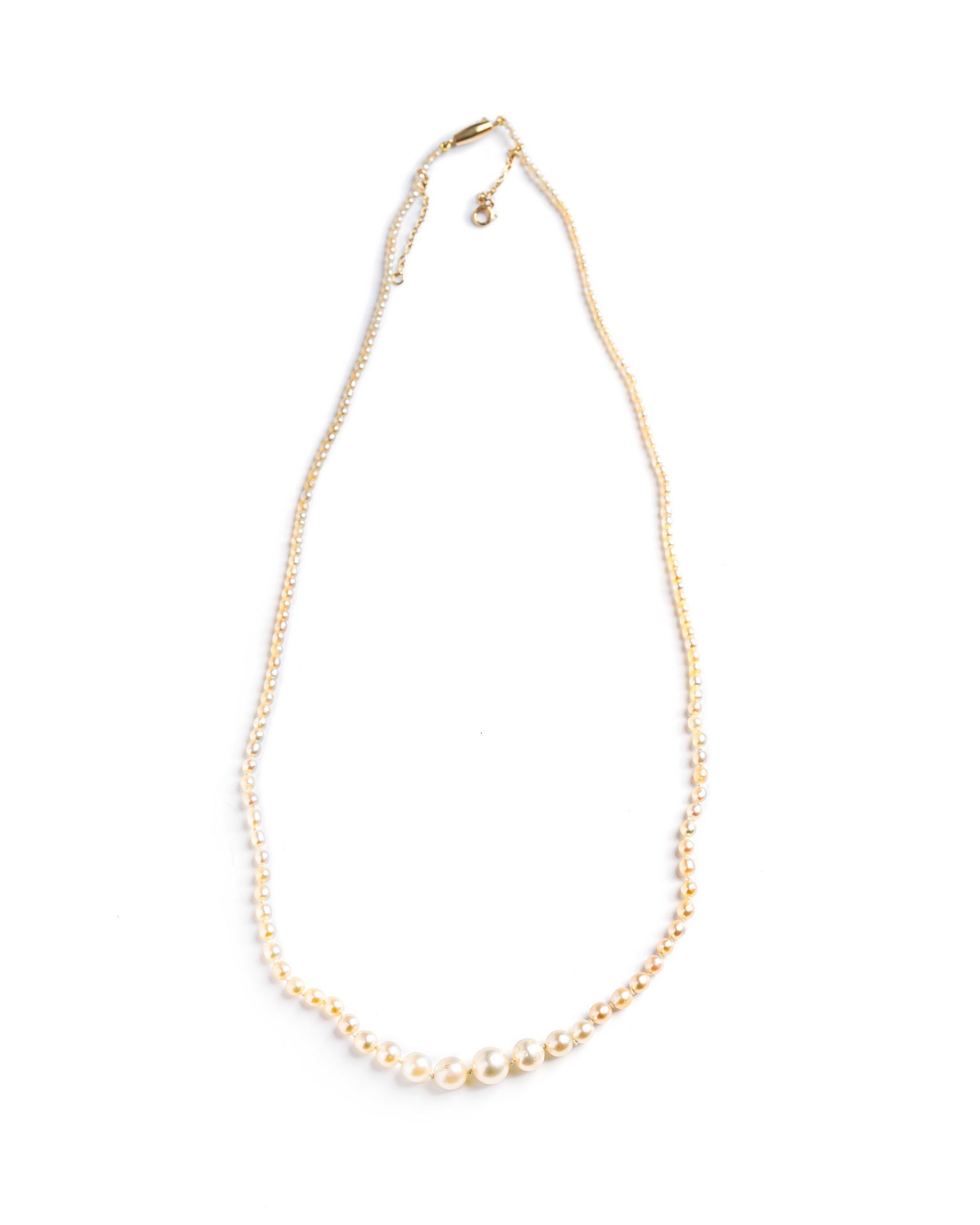 Null Necklace of fine pearls in fall of approximately of 1,5 to 6,6 mm. The clas&hellip;