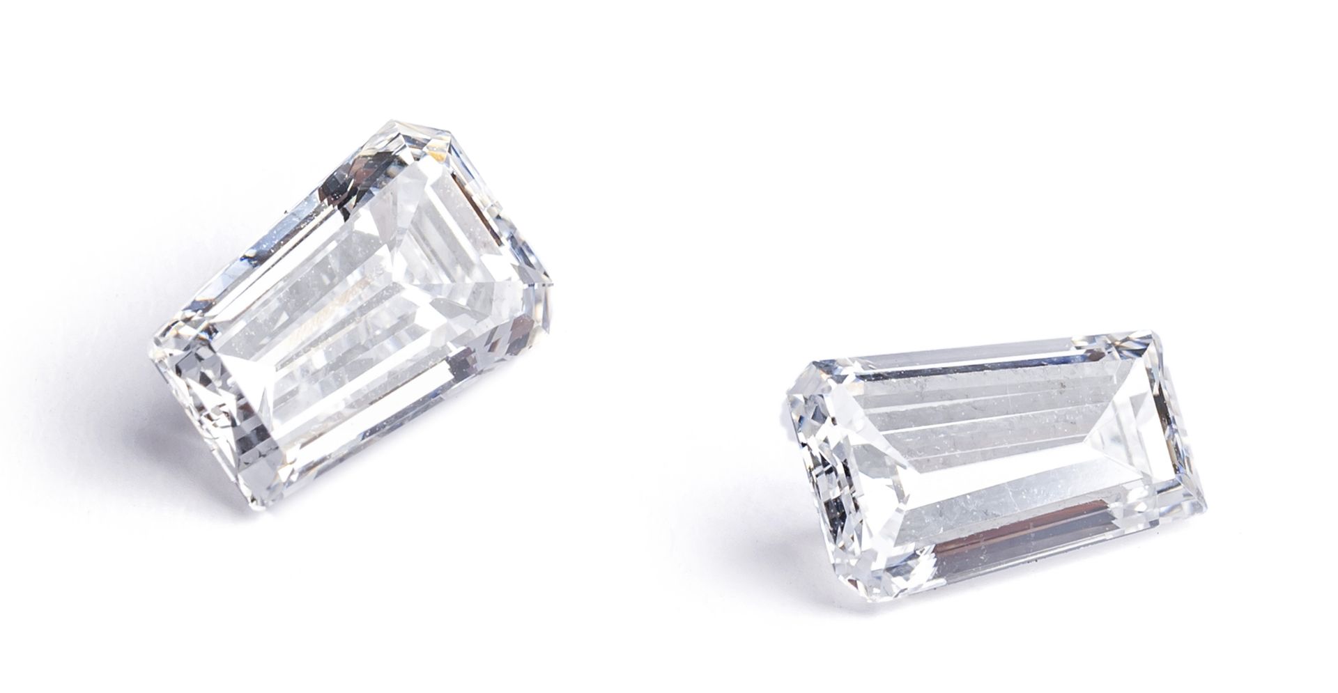 Null Two trapeze diamonds on paper weighing 0.67 carat each
Accompanied by their&hellip;