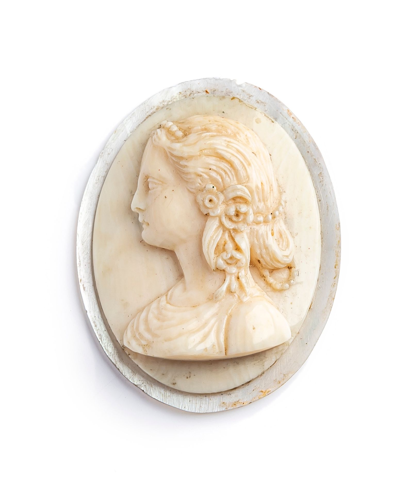 Null Cameo of oval form representing a profile of an elegant woman on a mother-o&hellip;