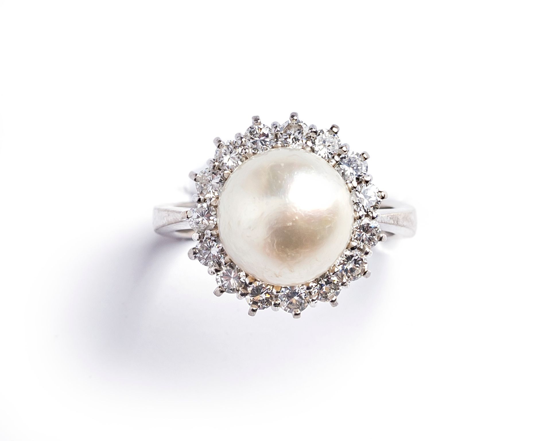 Null 18K（750千分之一）白金戒指，镶嵌15颗圆形明亮式切割钻石的10毫米白色珍珠（未经测试）。
手指尺寸：52
毛重：6.7克